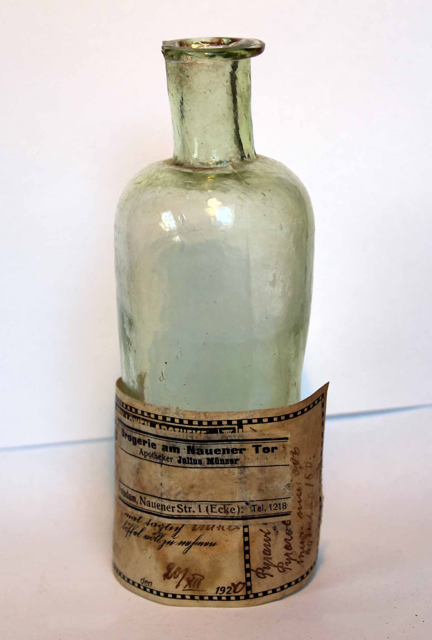 Arzneiflasche aus der Löwen-Apotheke und der Drogerie am Nauener Tor (Potsdam Museum - Forum für Kunst und Geschichte CC BY-NC-SA)