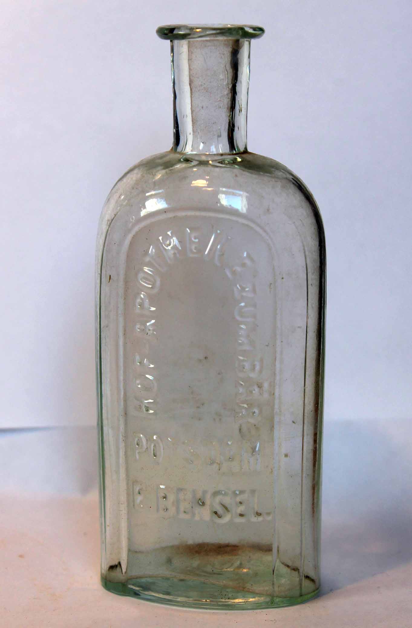 Arzneiflasche aus der Hofapotheke zum Schwarzen Bär (Potsdam Museum - Forum für Kunst und Geschichte CC BY-NC-SA)