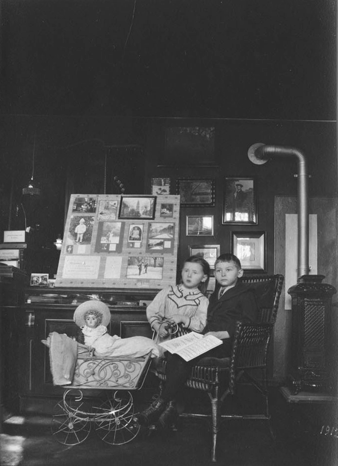 Zwei der Kinder des Fotografen Carl Nürrenbach (Potsdam Museum - Forum für Kunst und Geschichte CC BY-NC-SA)