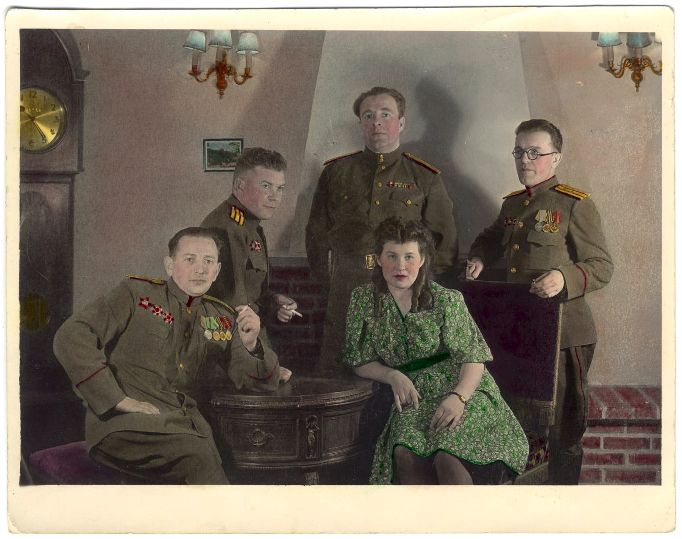 Gruppenaufnahme von Offizieren und einer Frau in Zivil, Angehörige der sowjetischen Armee (Potsdam Museum - Forum für Kunst und Geschichte CC BY-NC-SA)