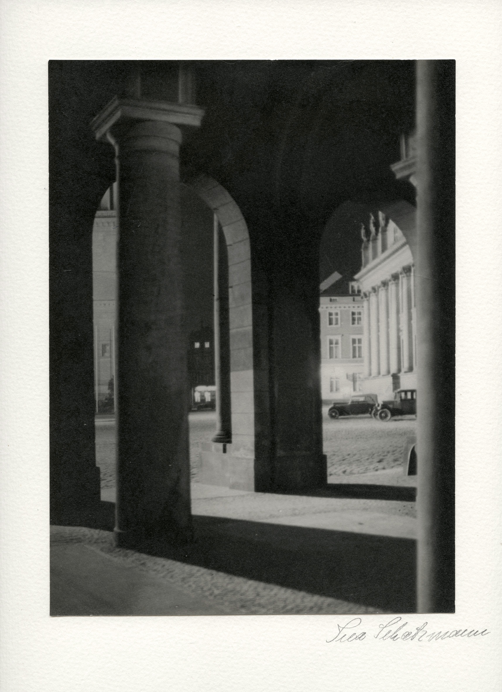 Blick durch die Kolonnaden des Palastes Barberini (Potsdam Museum - Forum für Kunst und Geschichte CC BY-NC-SA)