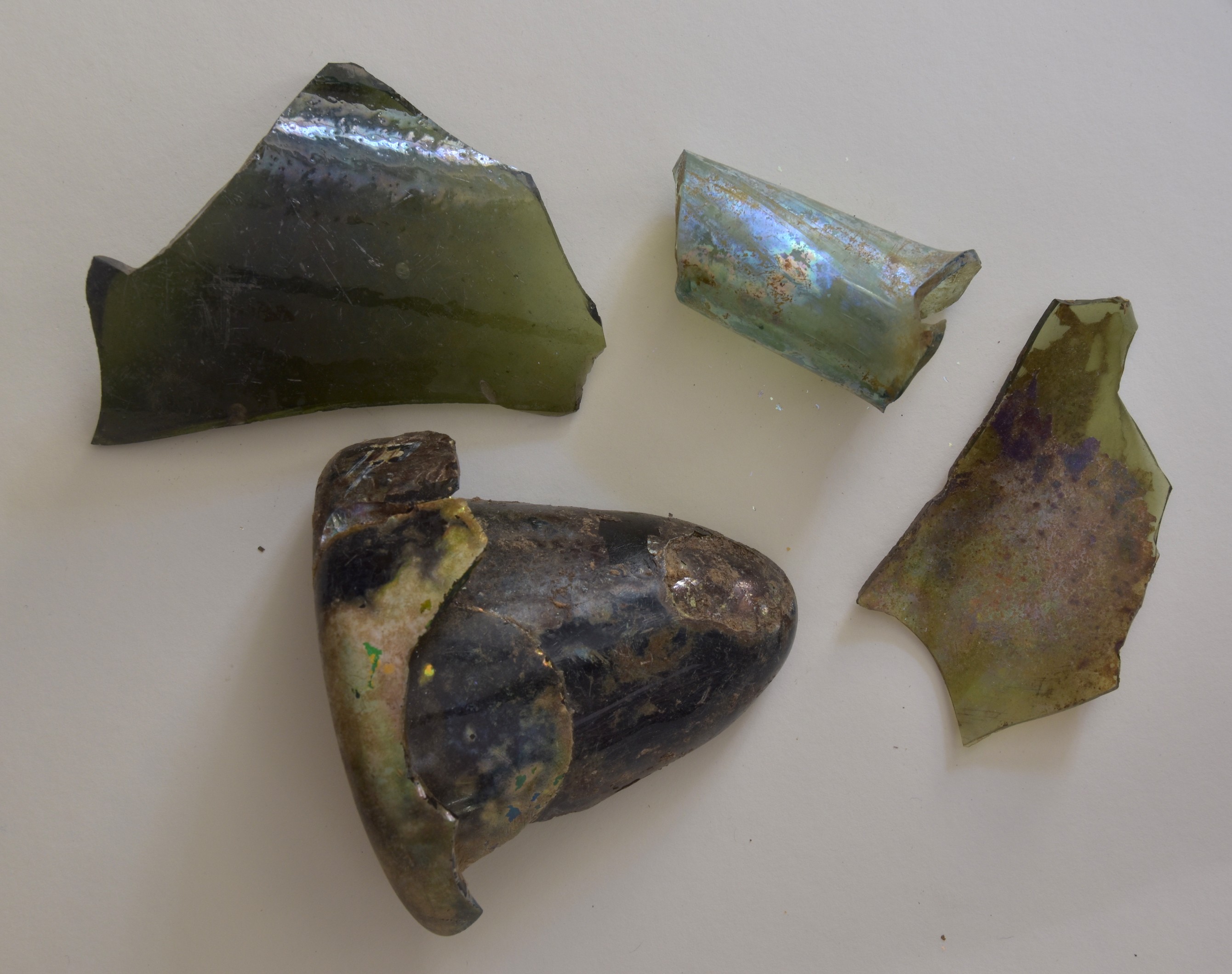 Fragmente aus grünem Glas vom Domplatz (Museum Fürstenwalde CC BY-NC-SA)