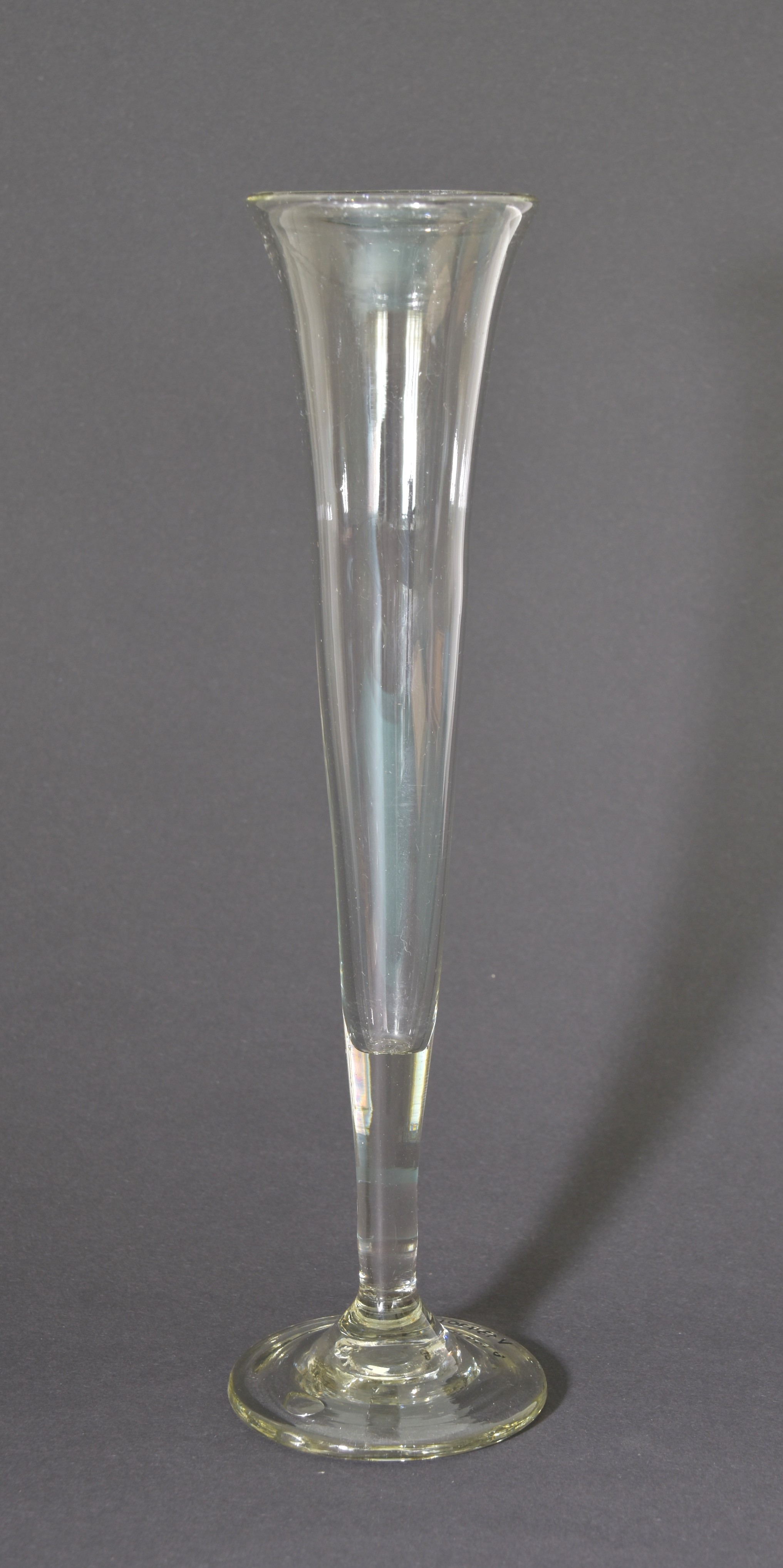 Glasflöte mit ausgestellter Mündung (Städtische Sammlungen Cottbus CC BY-NC-SA)