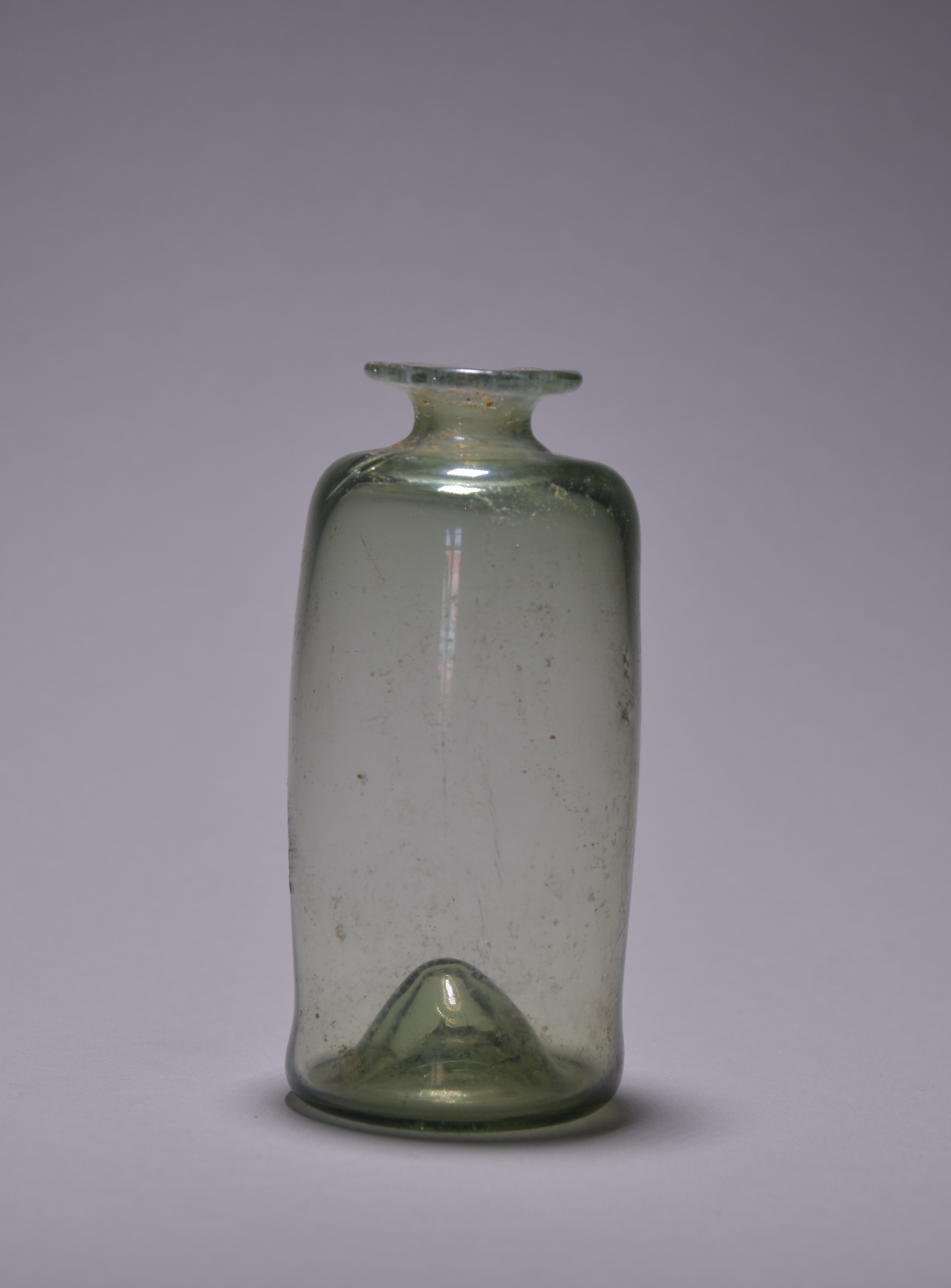 Kleine Arzneiflasche mit hochgestochenem Boden (Museum Viadrina Frankfurt/Oder CC BY-NC-SA)