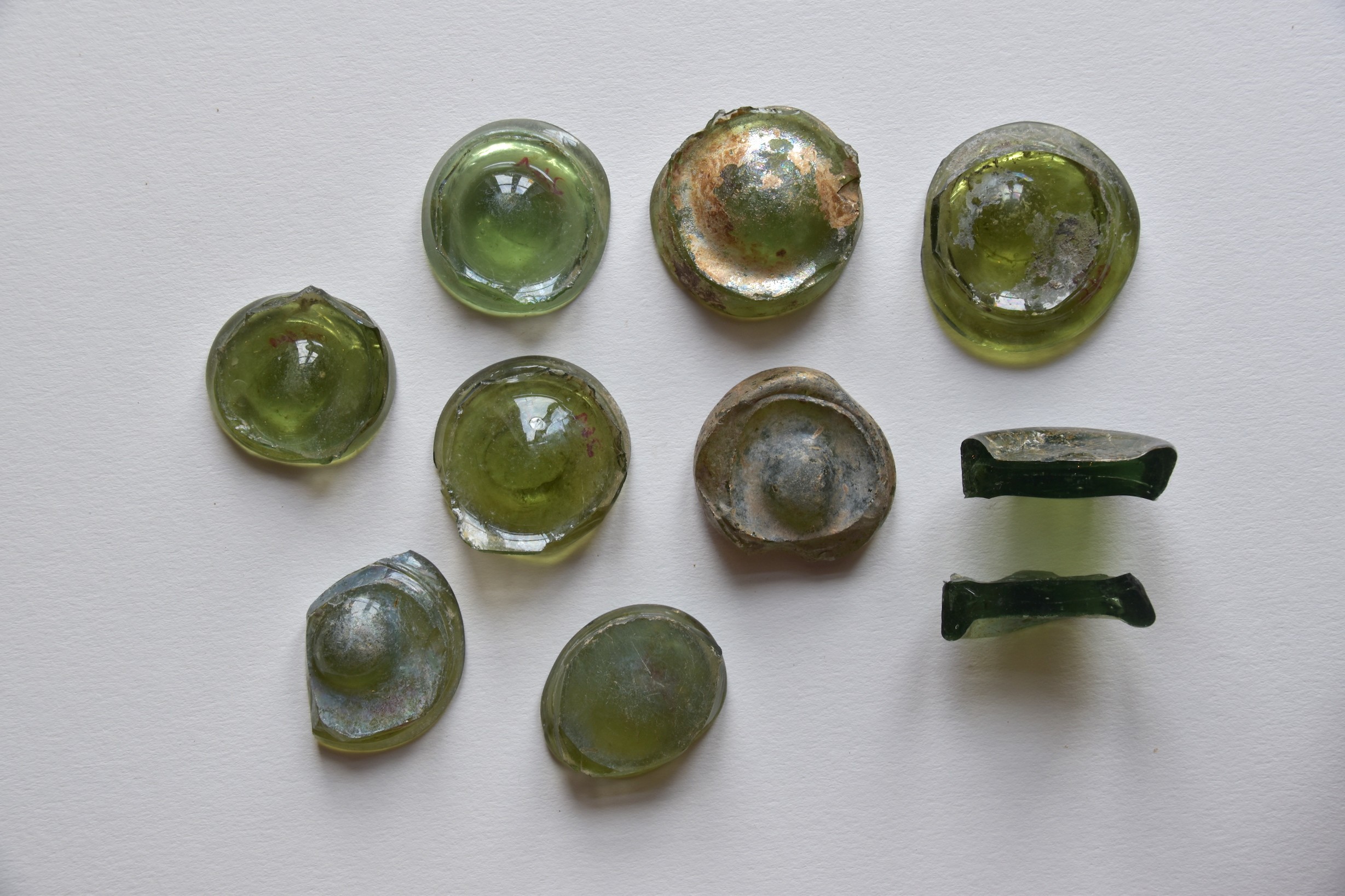 23 Fragmente von Flaschenböden (Museum Eberswalde CC BY-NC-SA)