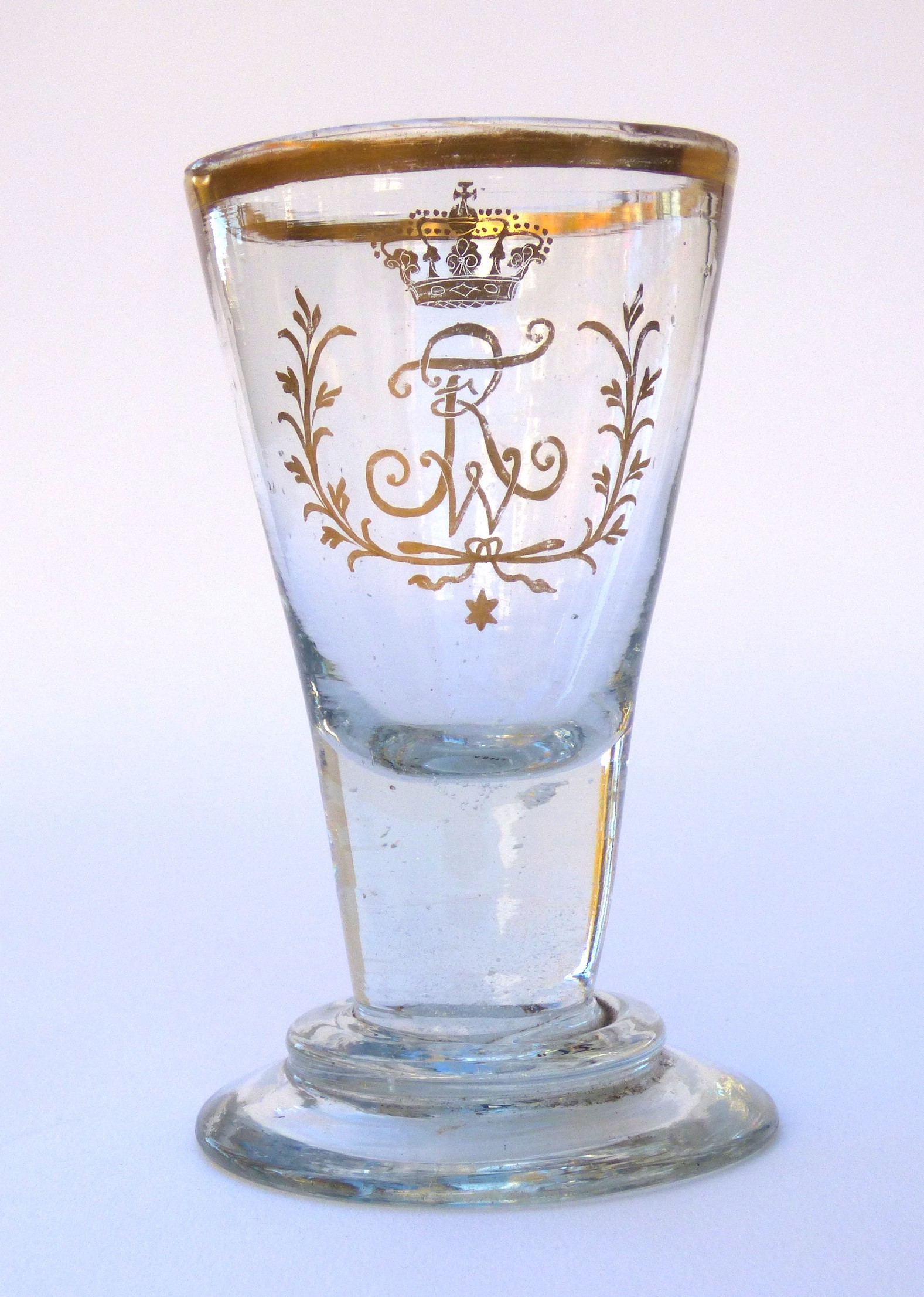 Branntweinglas mit goldstaffiertem Monogramm FWR (Museum Fürstenwalde CC BY-NC-SA)