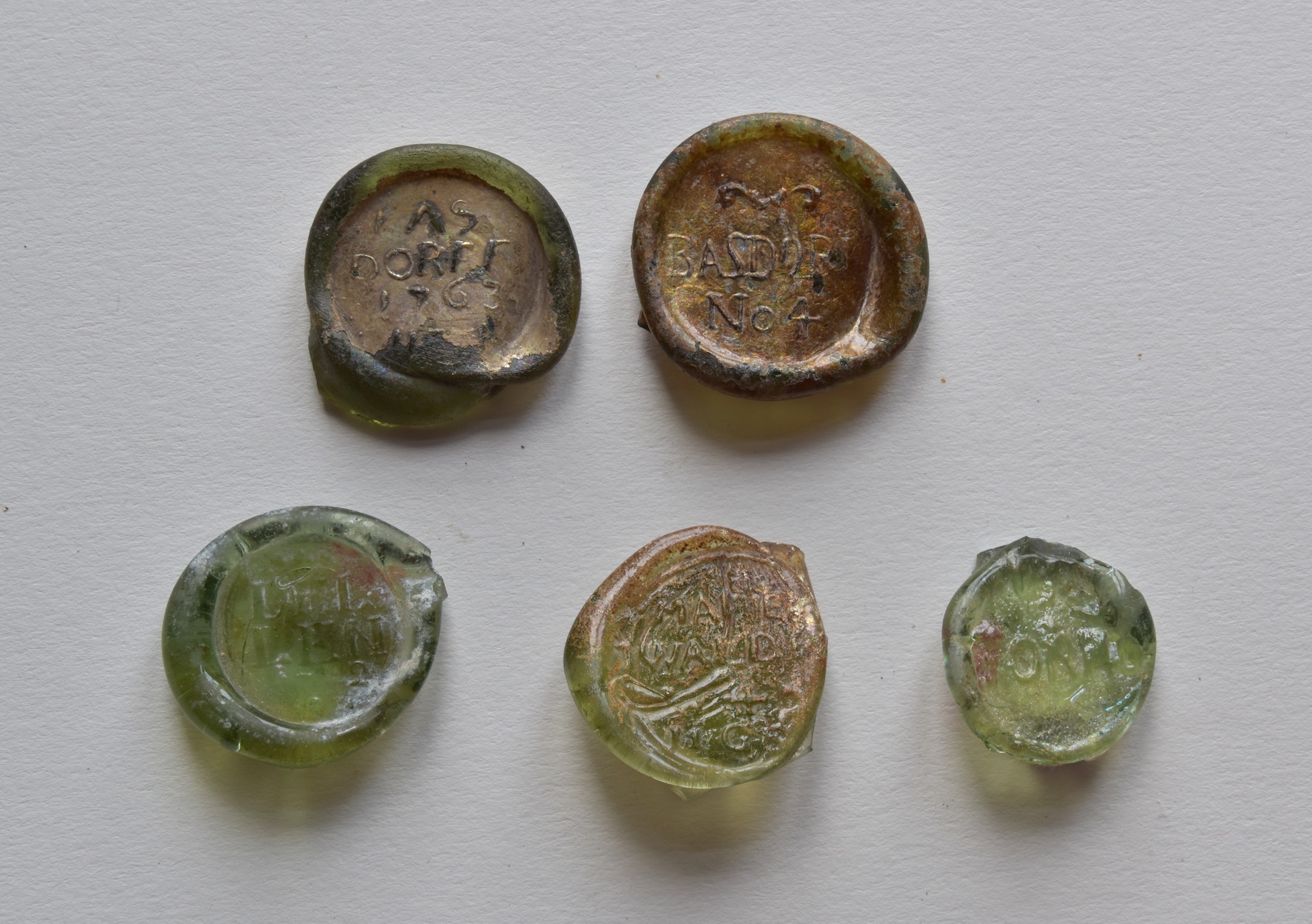 Fünf Glasmarken aus verschiedenen Hütten (Museum Eberswalde CC BY-NC-SA)