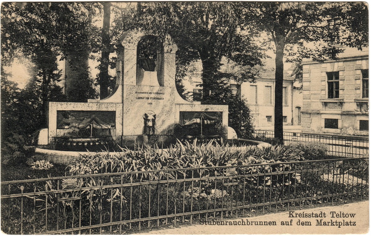Stubenrauchbrunnen auf dem Marktplatz (s/w) (Altmann (Verlag) / Heimatmuseum Stadt Teltow CC BY-NC-SA)