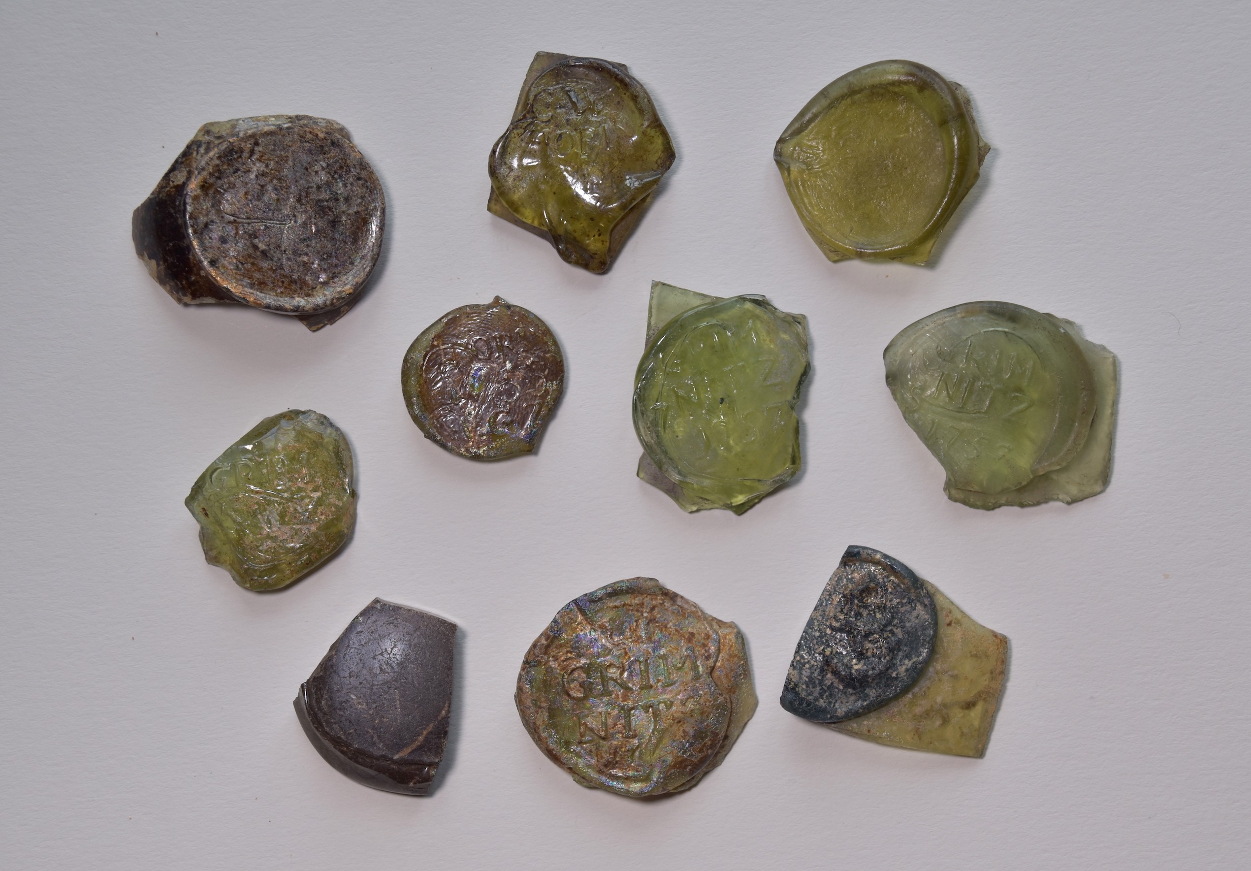 Zehn Glasmarken verschiedener Hütten (Museum Eberswalde CC BY-NC-SA)