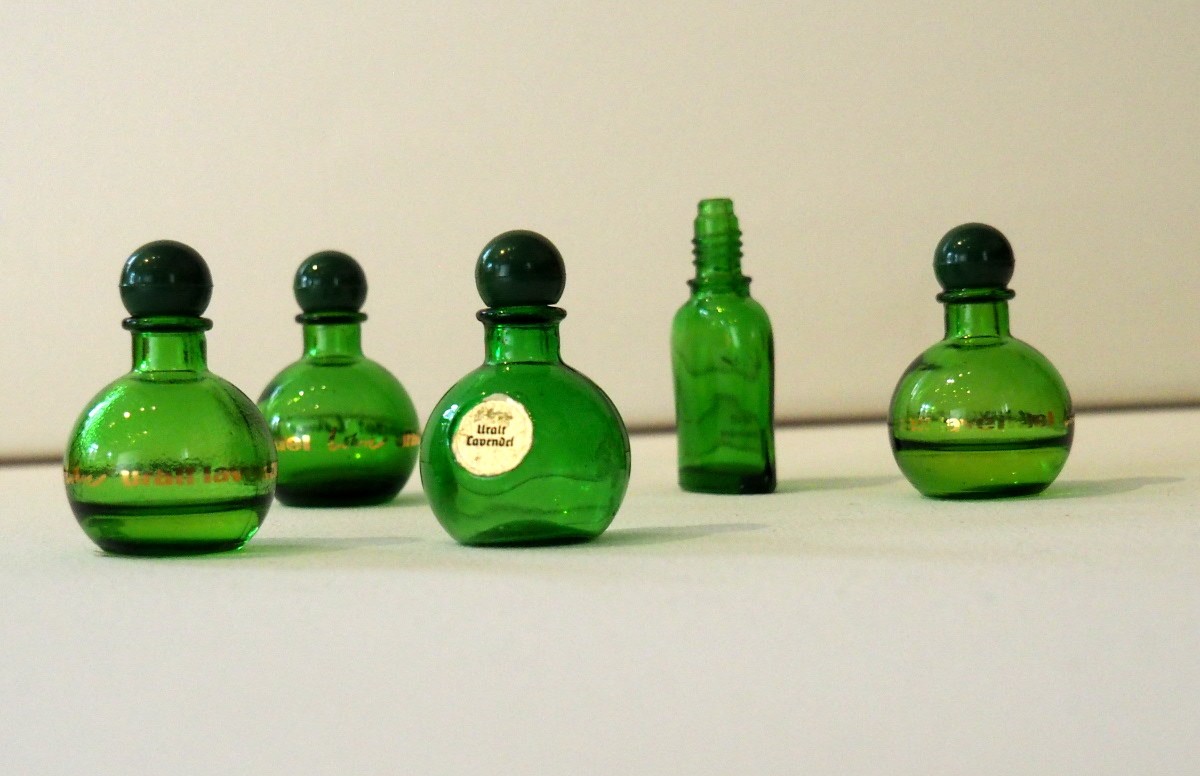 Flaschen Uralt-Lavendel 5 und 10 ml (Heimatmuseum Stadt Teltow CC BY-NC-SA)