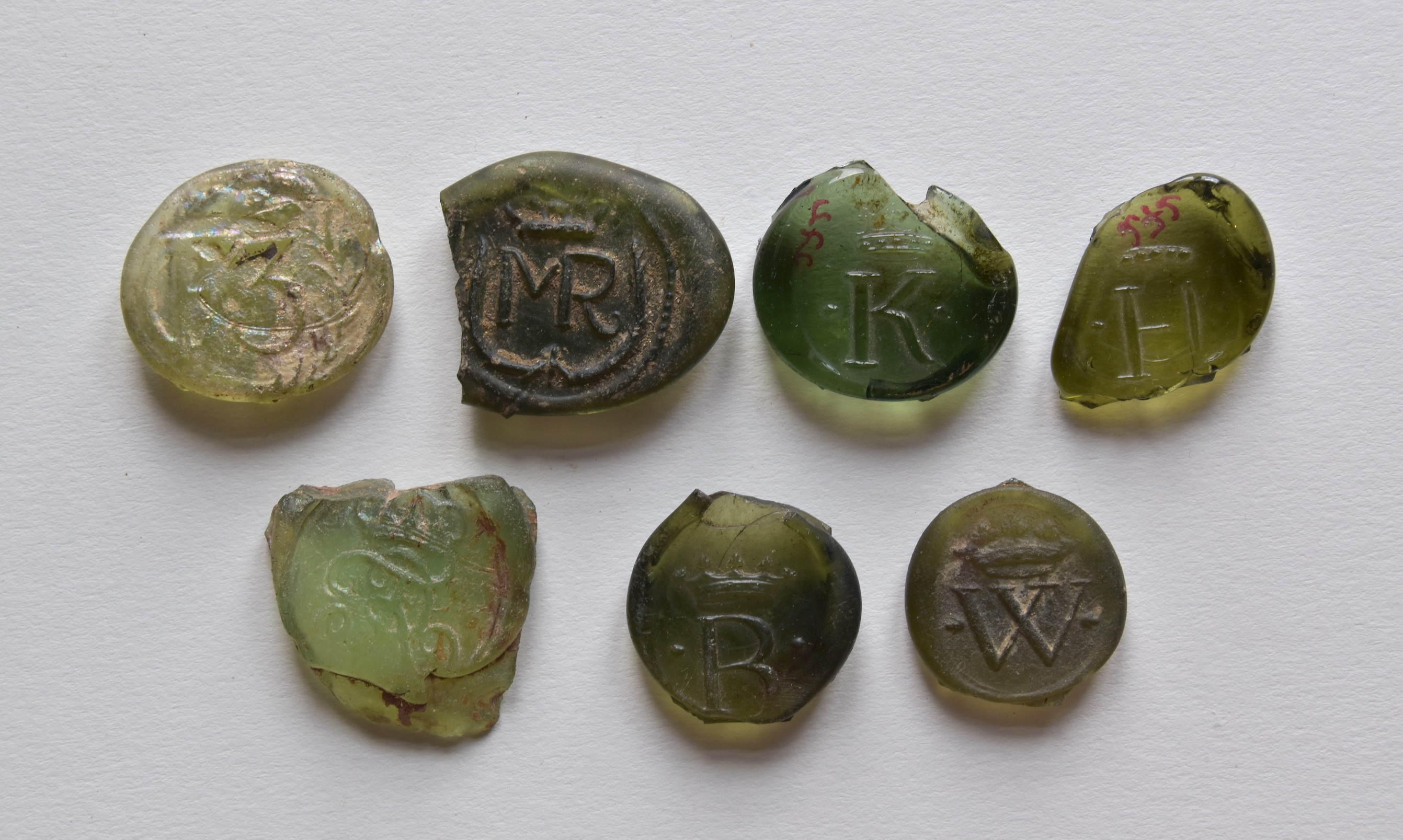 Sieben Glasmarken mit Initialen (Museum Eberswalde CC BY-NC-SA)