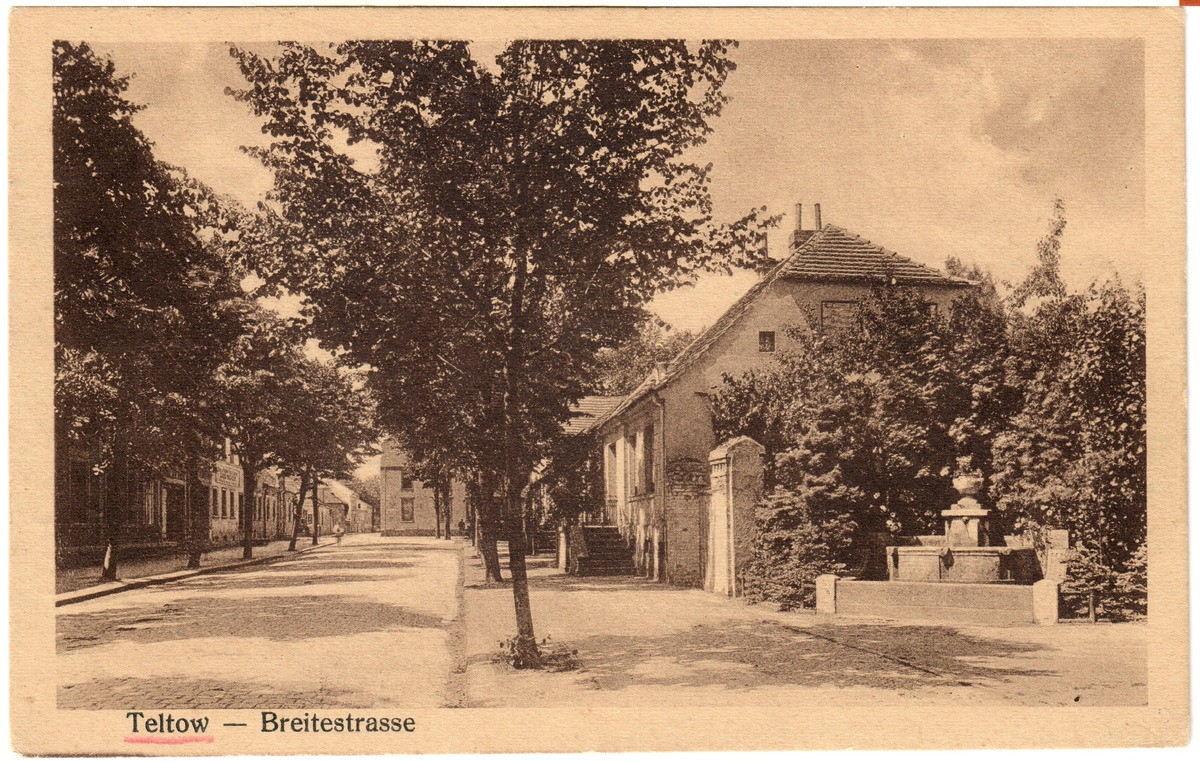 Teltow, Breite Straße mit Kriegsbrunnen (s/w) (Heimatmuseum Stadt Teltow CC BY-NC-SA)