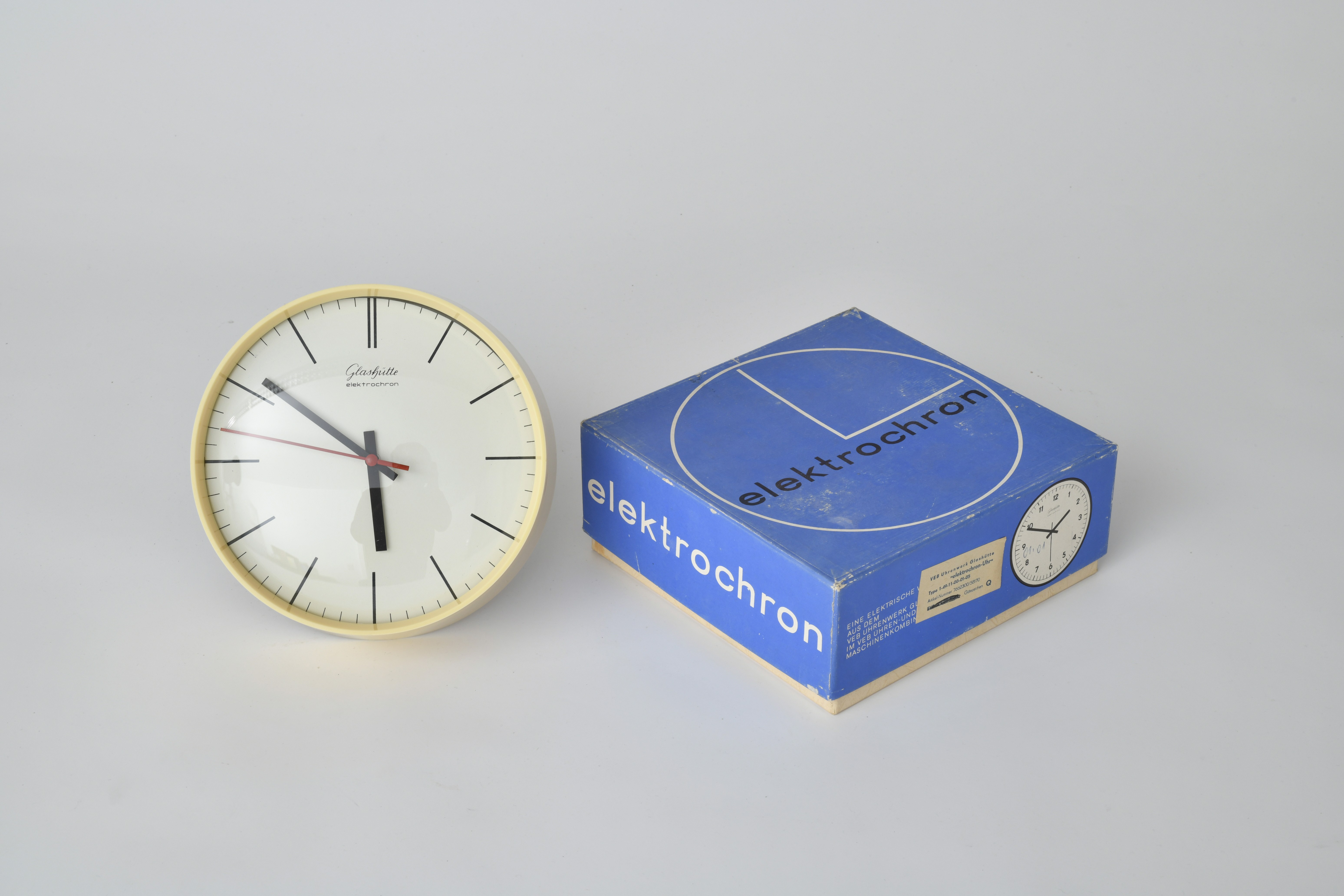 Elektrochron Uhr in Originalverpackung (Museum Utopie und Alltag. Alltagskultur und Kunst aus der DDR CC BY-NC-SA)