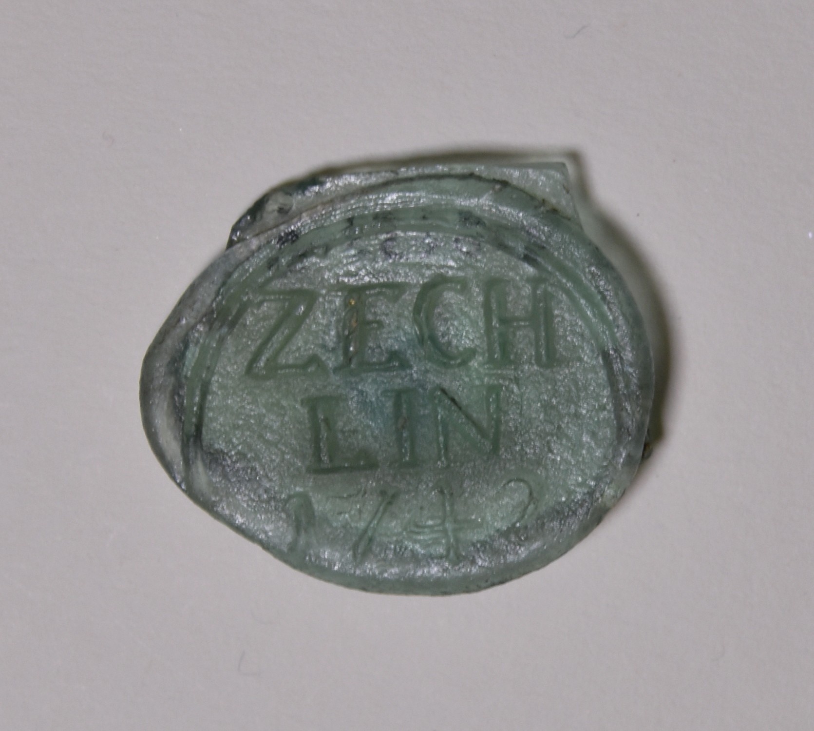Glasmarke aus Zechlin von 1742 (Museum Neuruppin CC BY-NC-SA)