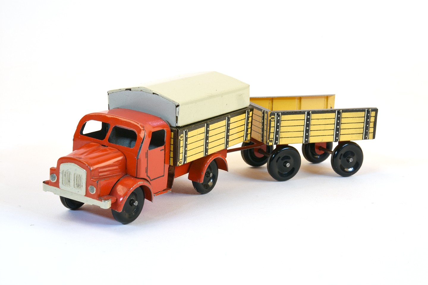 GNOM-Serie H3A: Lastwagenzug mit Anhänger, rot (Stadtmuseum Brandenburg an der Havel - Frey-Haus CC BY-NC-SA)