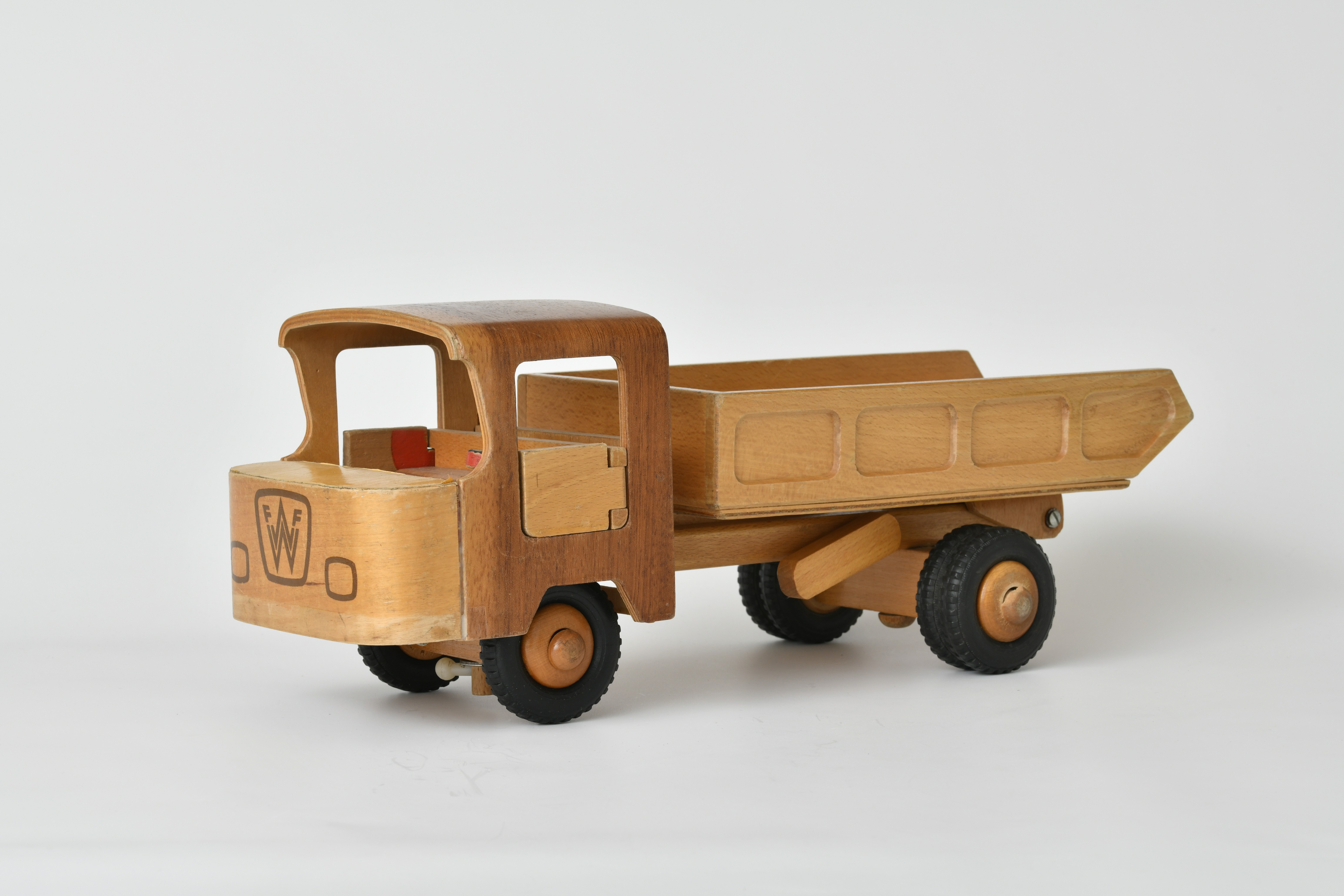 Holzspielzeug – Lastauto mit Kippvorrichtung (Museum Utopie und Alltag. Alltagskultur und Kunst aus der DDR CC BY-NC-SA)