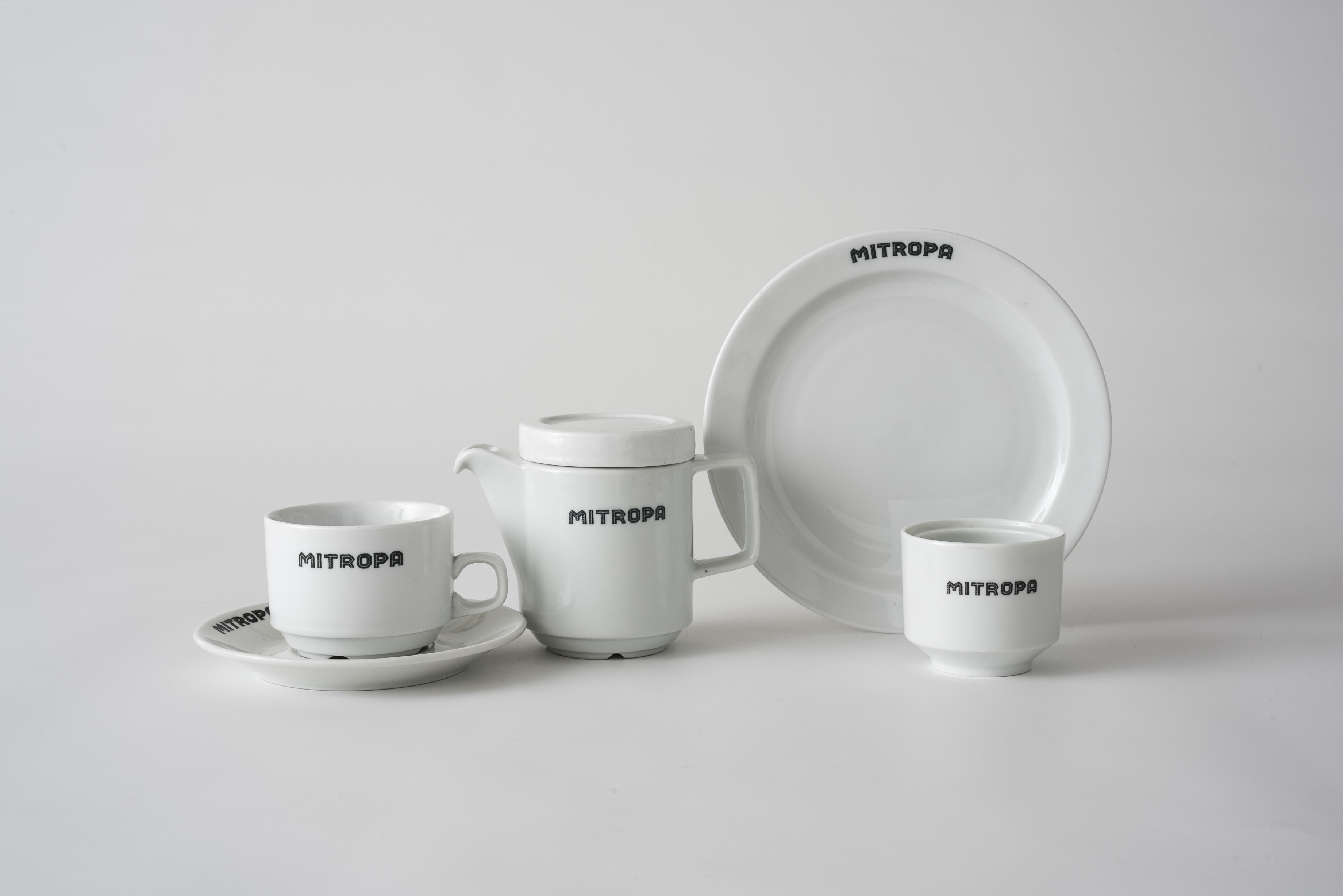 Kaffeekanne und Tasse aus dem Sortiment RATIONELL mit Mitropa-Schriftzug (Museum Utopie und Alltag. Alltagskultur und Kunst aus der DDR CC BY-NC-SA)