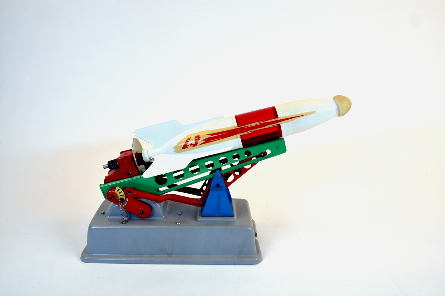 Rakete mit Abschußrampe "Weltraumstart" (Stadtmuseum Brandenburg an der Havel - Frey-Haus CC BY-NC-SA)