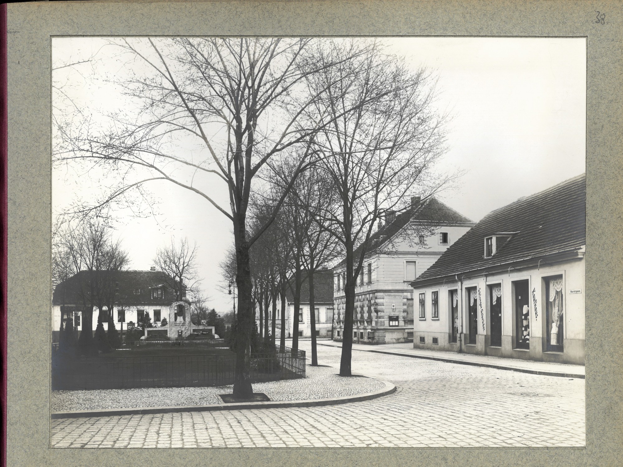 Teltow,  Marktplatz mit Stubenrauch Denkmal 1914 (s/w) (Heimatmuseum Stadt Teltow CC BY-NC-SA)