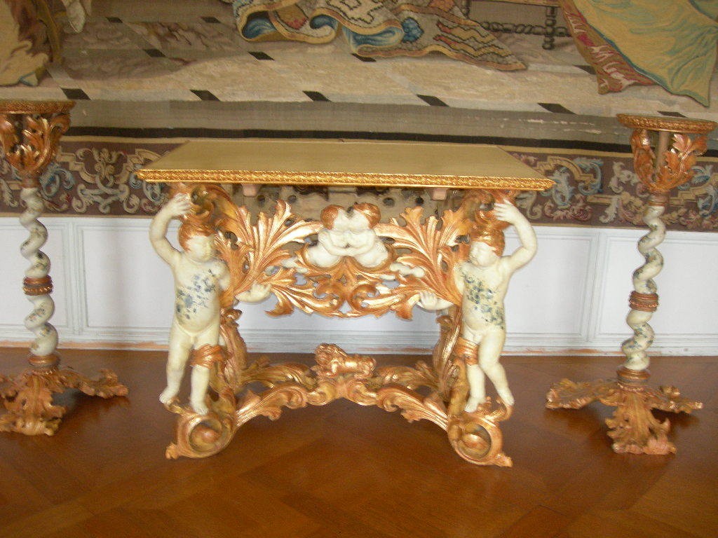 Tisch, weiß lackiert, IV 3336. (Stiftung Preußische Schlösser und Gärten Berlin-Brandenburg CC BY-NC-SA)