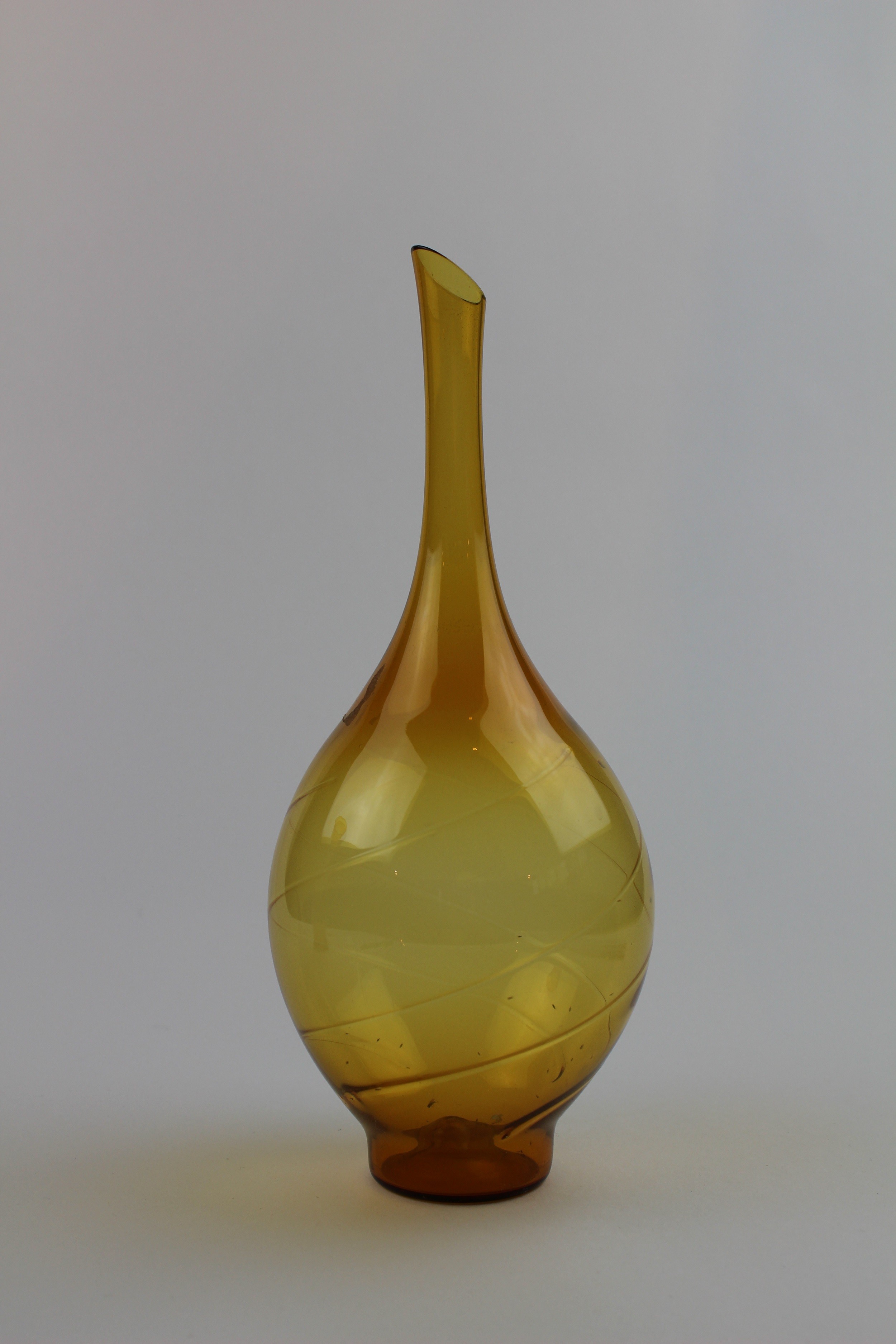 Bernsteinfarbene, bauchige Vase (Museum Baruther Glashütte CC BY-NC-SA)