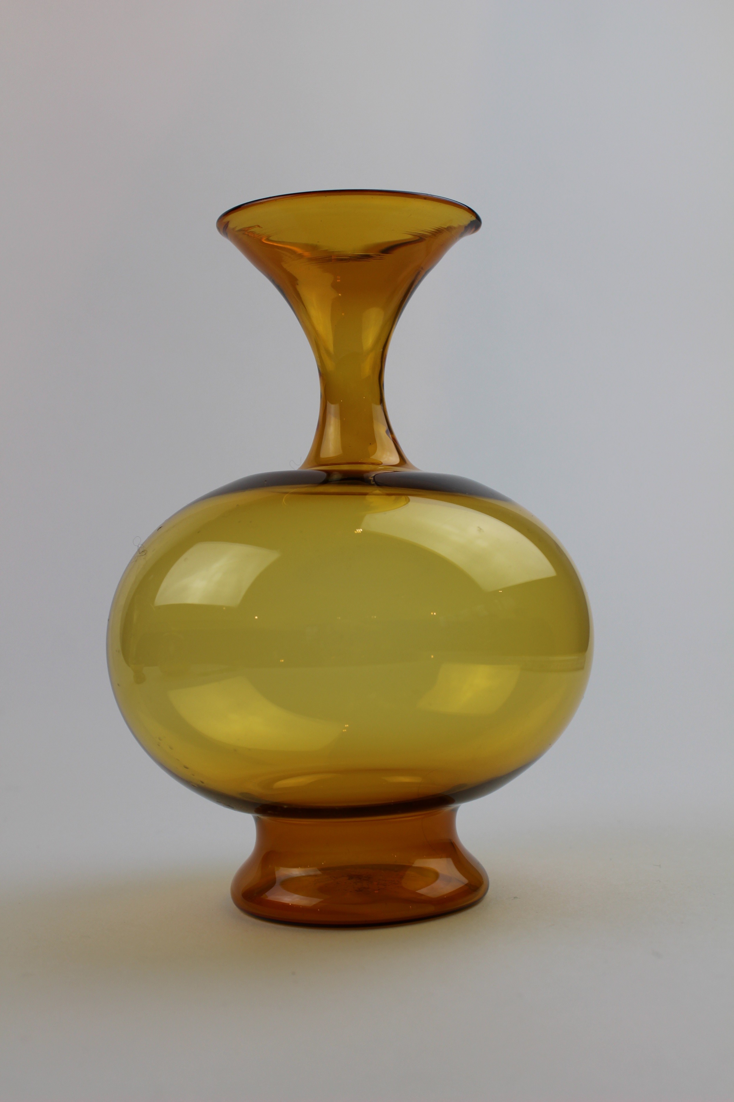 Bernsteinfarbene, bauchige Vase (Museum Baruther Glashütte CC BY-NC-SA)