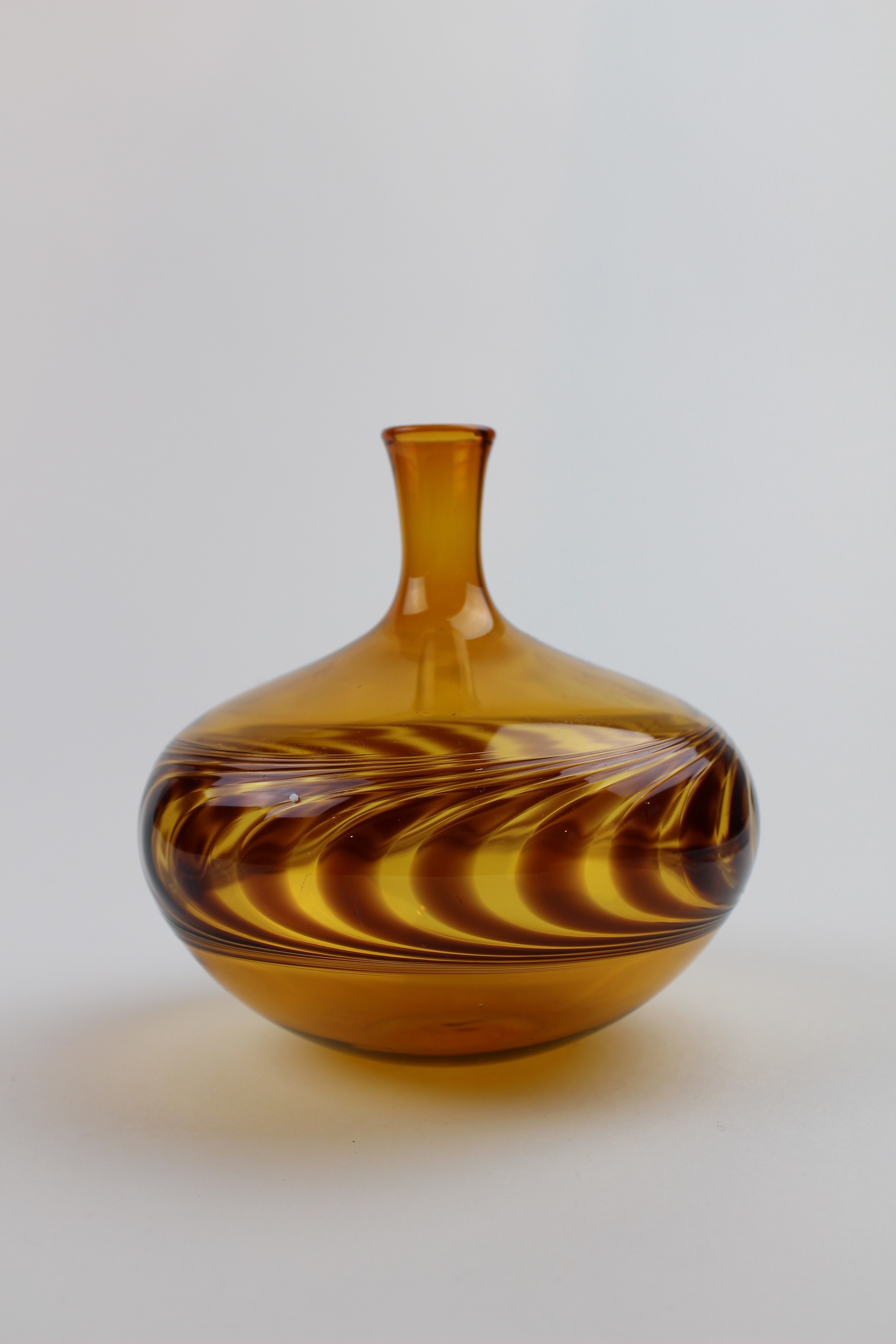 Bernsteinfarbene, bauchige Vase mit farbigen Verzierungen (Museum Baruther Glashütte CC BY-NC-SA)