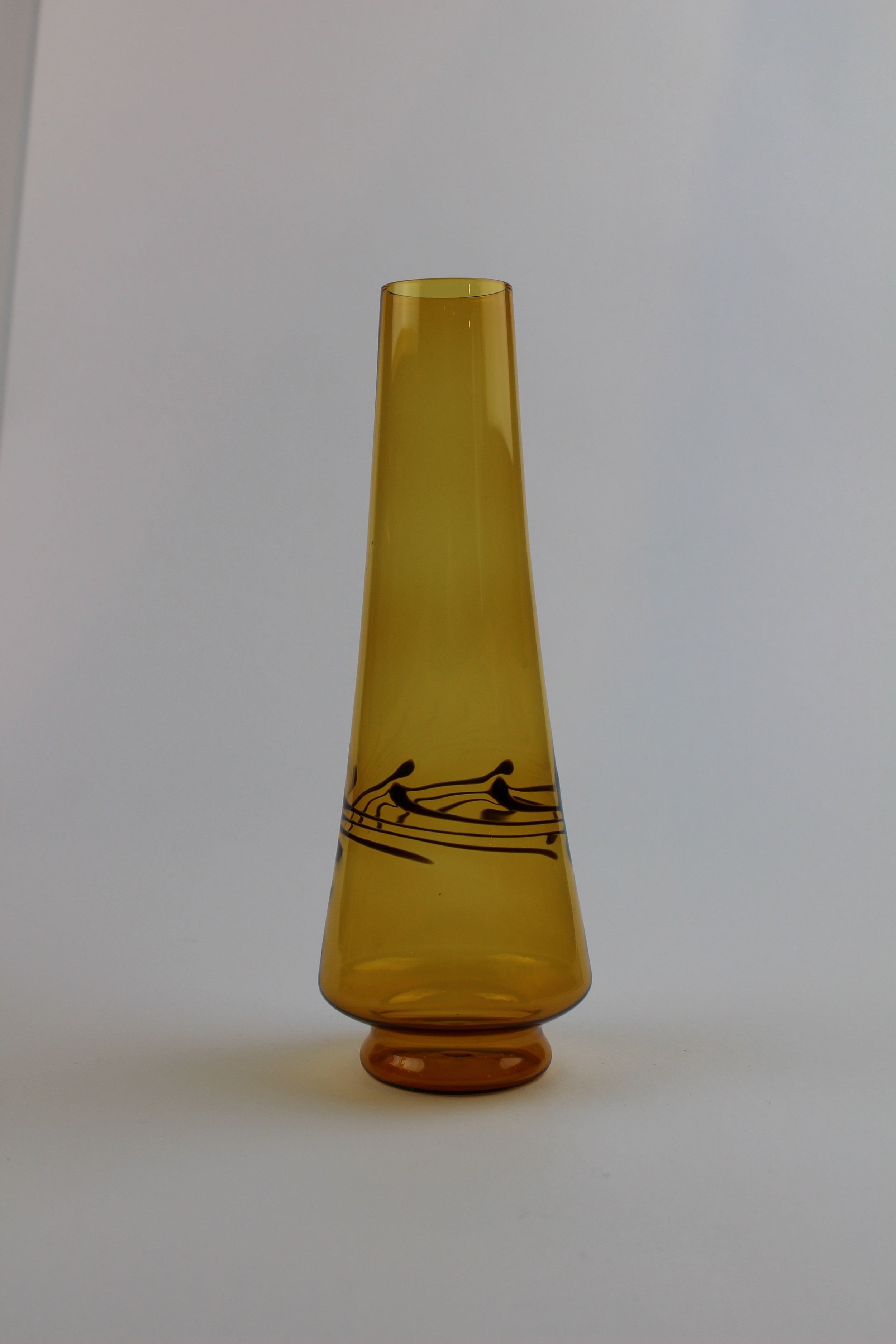 Bernsteinfarbene, konische Vase (Museum Baruther Glashütte CC BY-NC-SA)