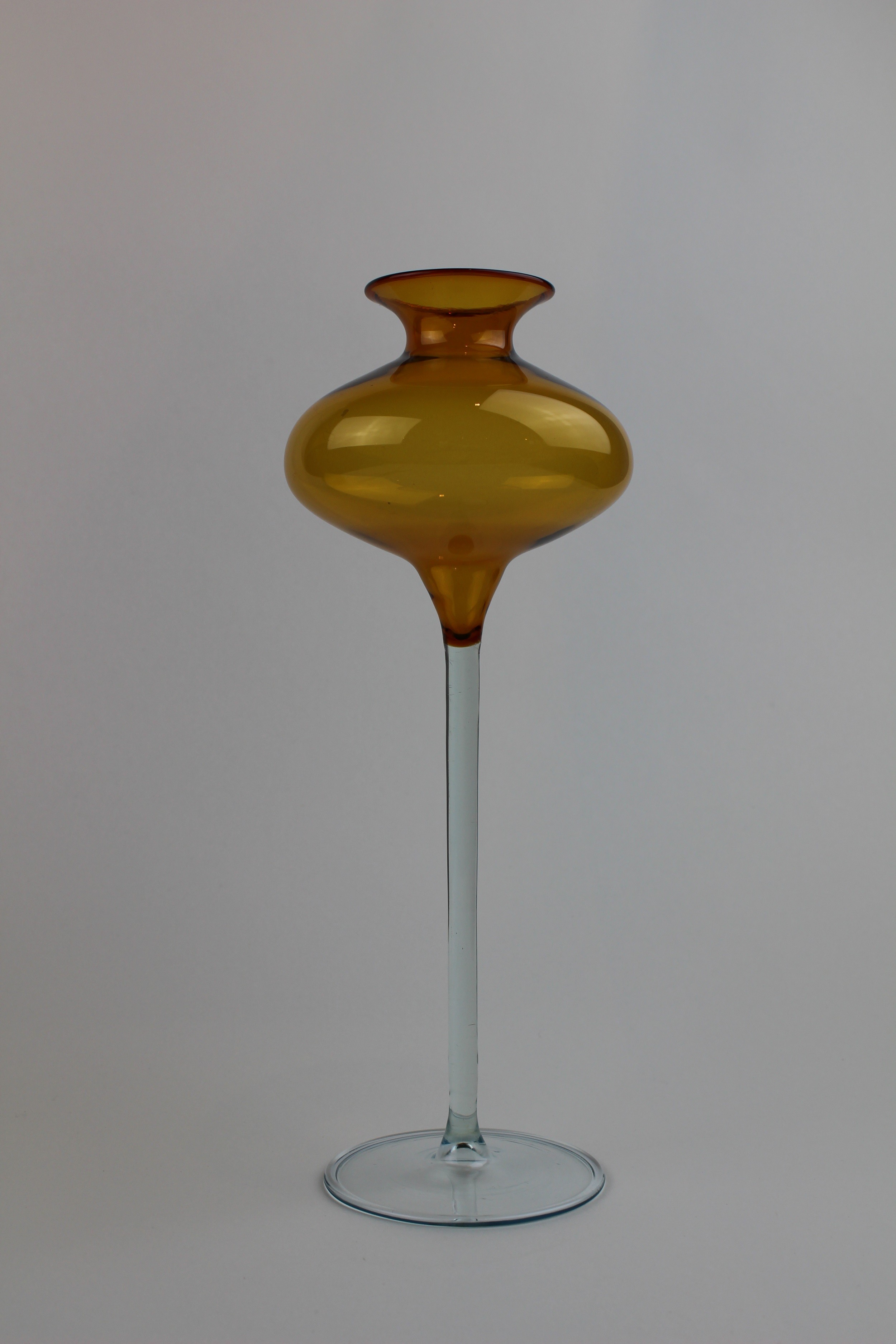 Bernsteinfarbene Vase (Museum Baruther Glashütte CC BY-NC-SA)