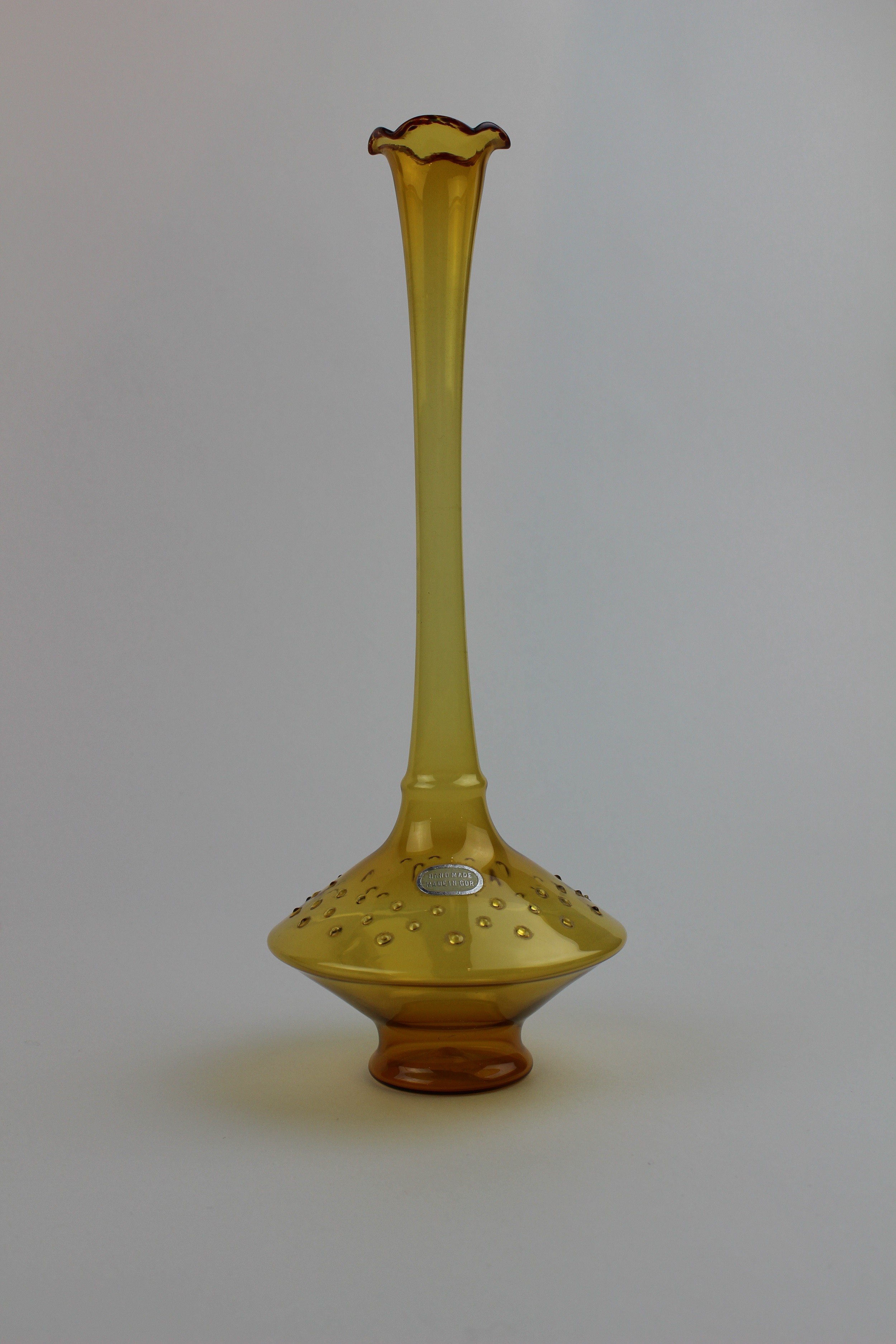 Bernsteinfarbene Vase mit Aufkleber (Museum Baruther Glashütte CC BY-NC-SA)