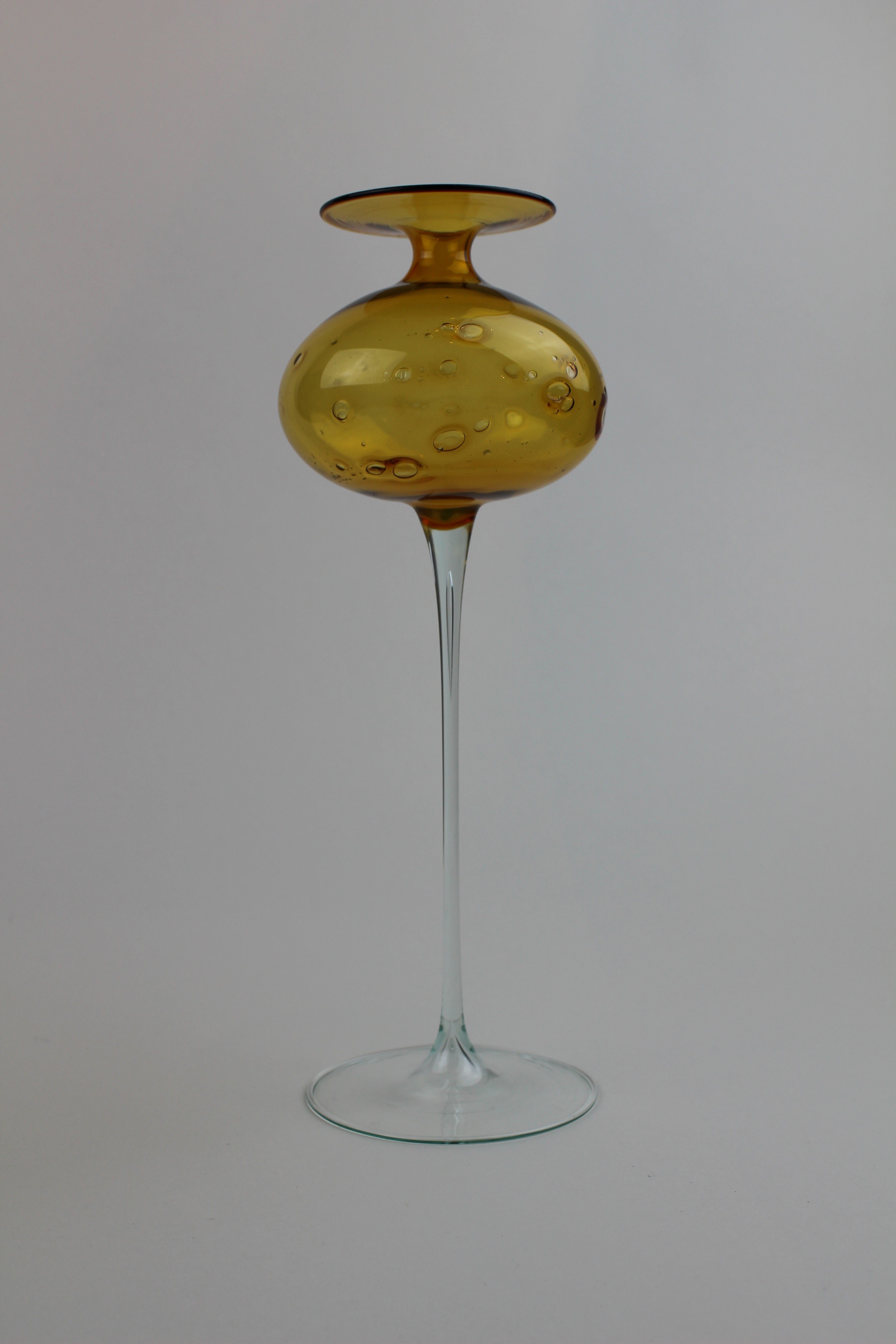 Bernsteinfarbene Vase mit Lufteinschlüssen (Museum Baruther Glashütte CC BY-NC-SA)