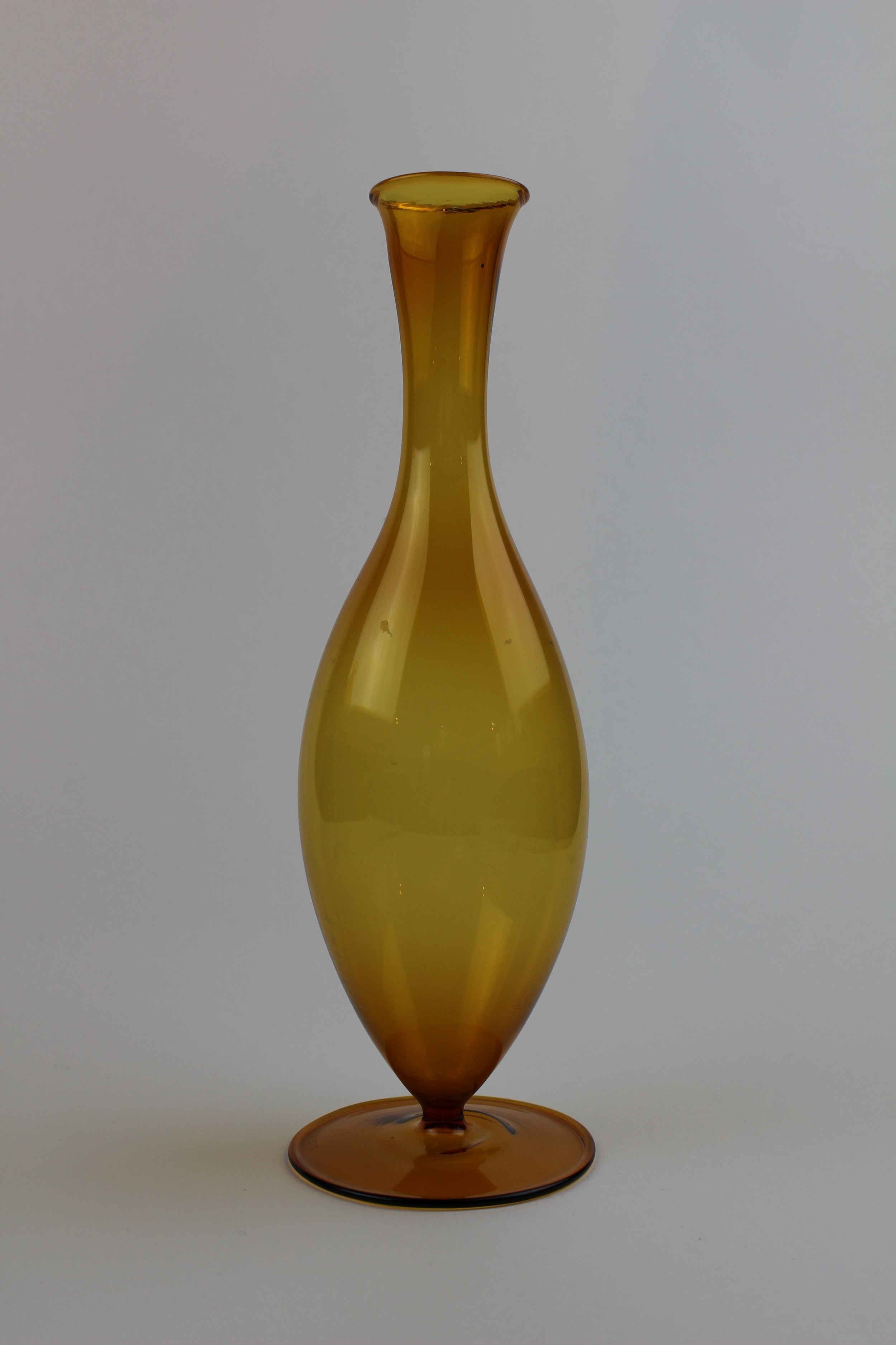 Bernsteinfarbene Vase mit kurzem Stiel (Museum Baruther Glashütte CC BY-NC-SA)