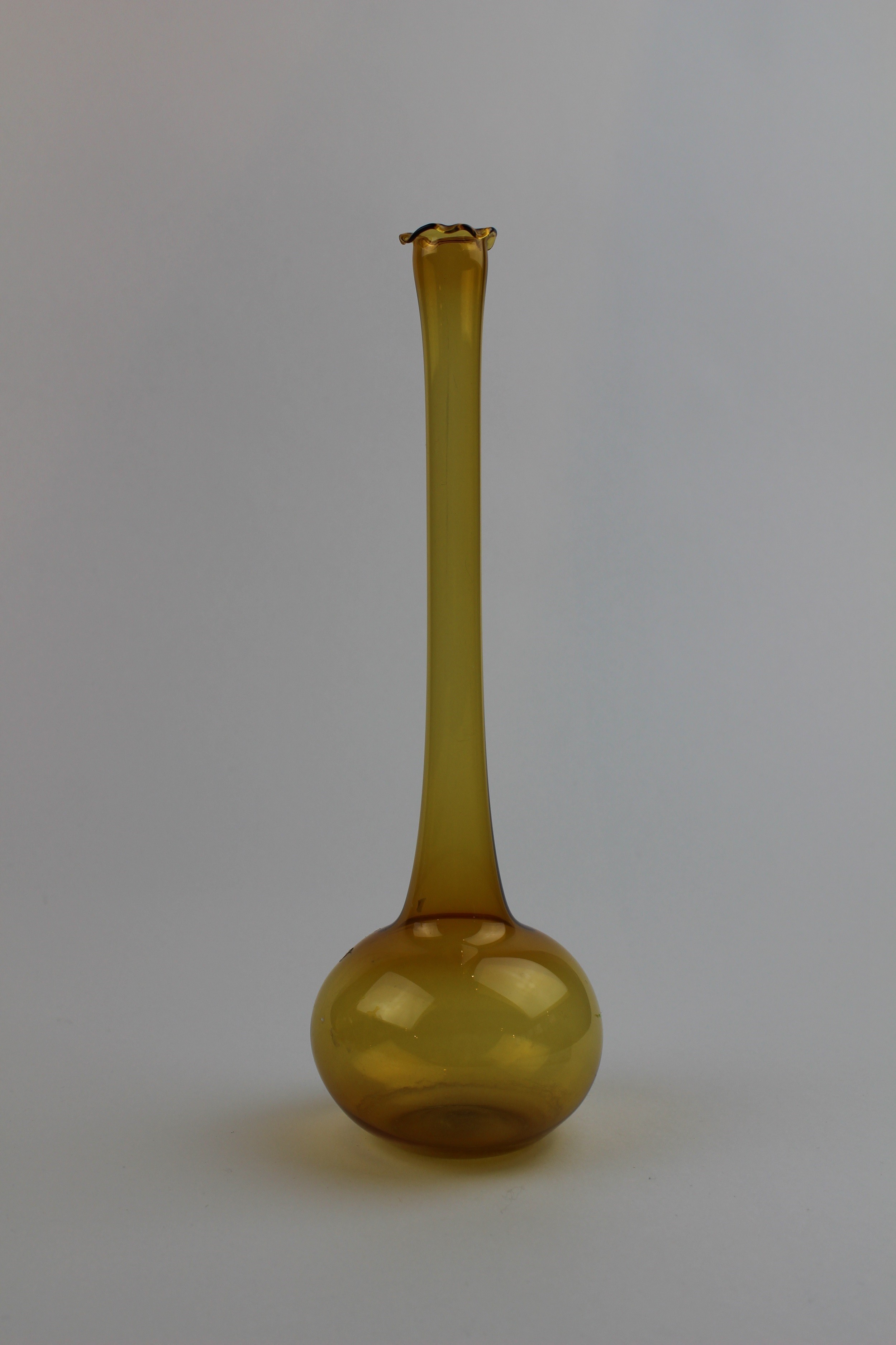 Bernsteinfarbene, kugelige Vase mit schlankem Hals (Museum Baruther Glashütte CC BY-NC-SA)