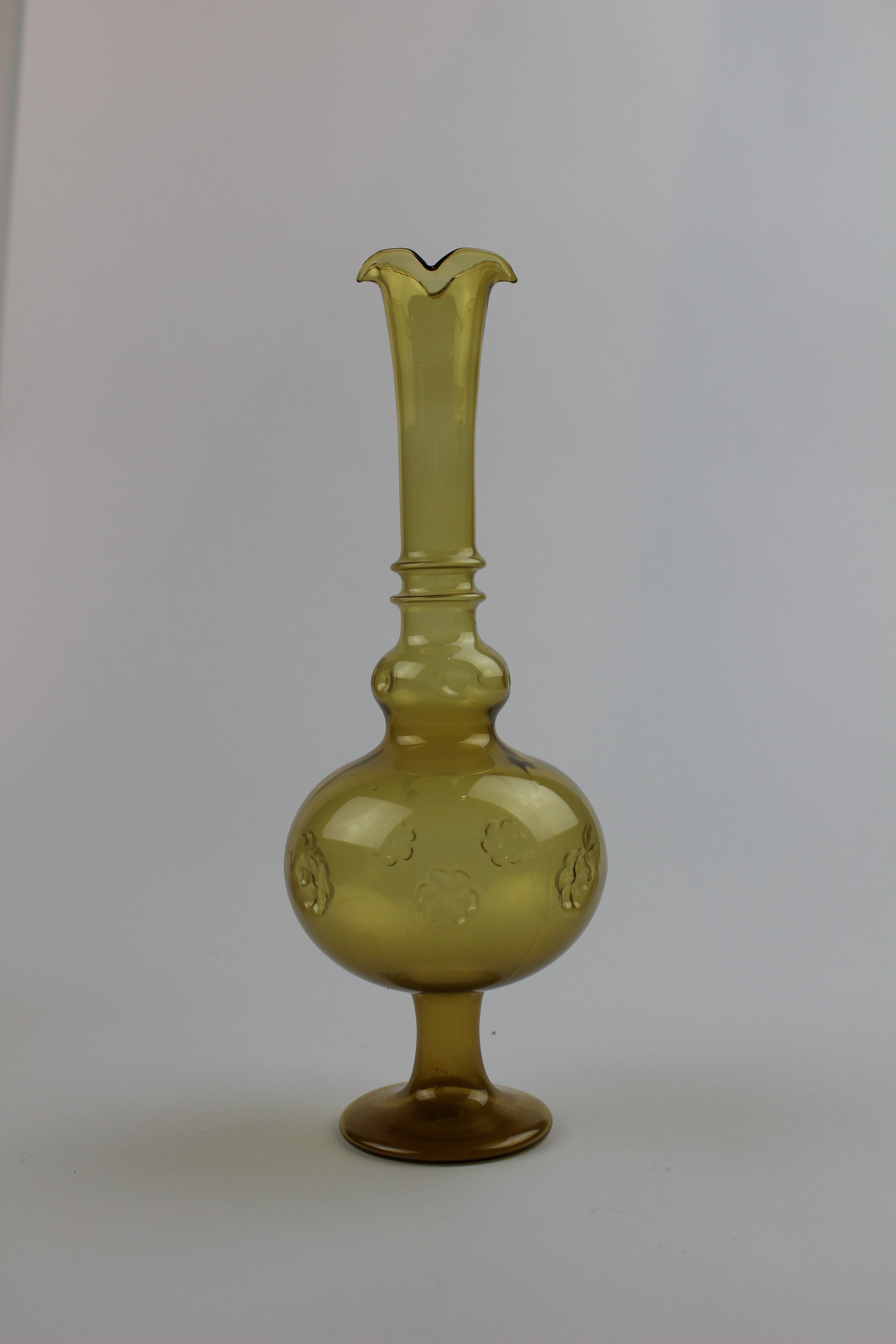 Bernsteinfarbene Vase mit Stehfuß (Museum Baruther Glashütte CC BY-NC-SA)