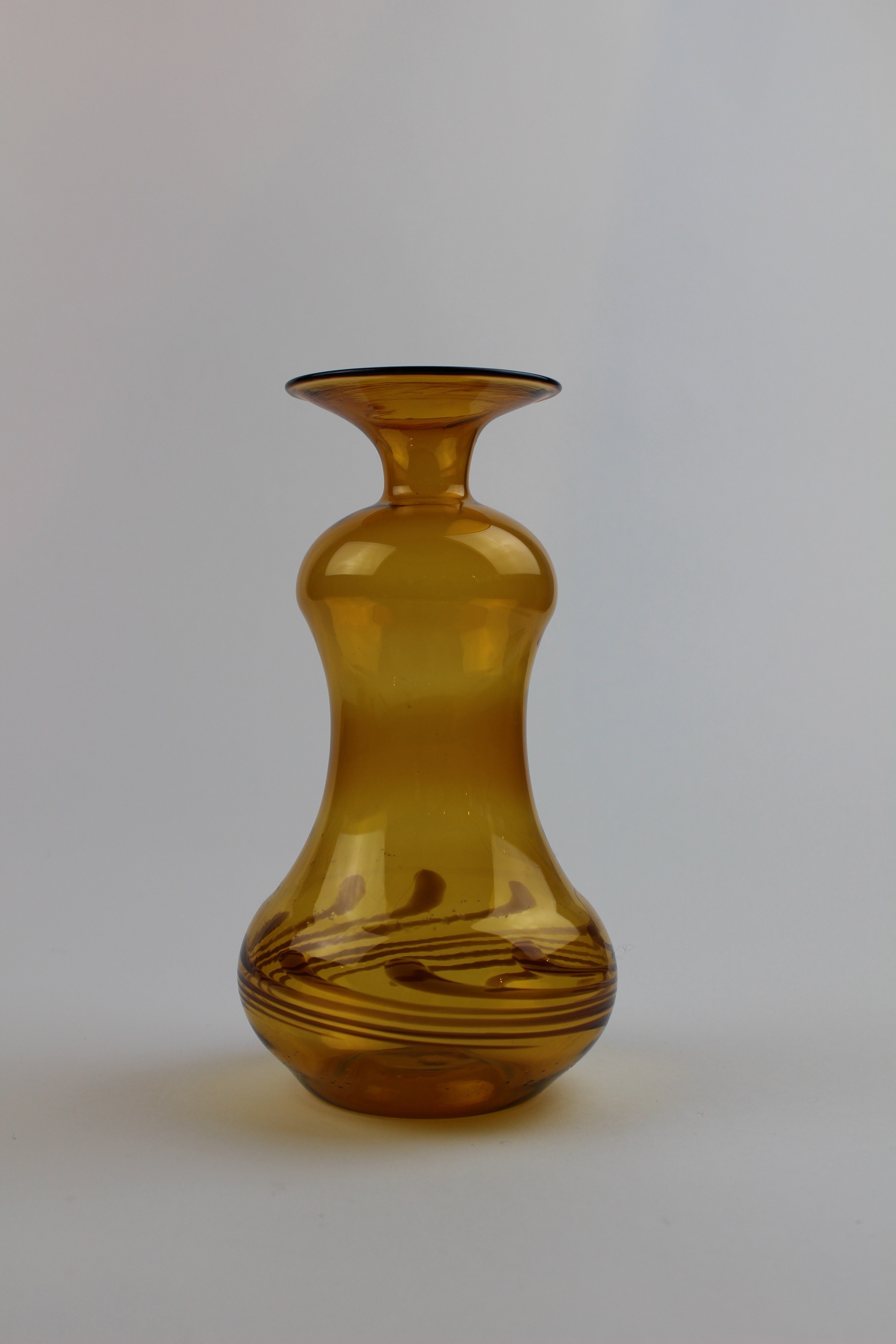 Bernsteinfarbene Vase in Birnenform (Museum Baruther Glashütte CC BY-NC-SA)