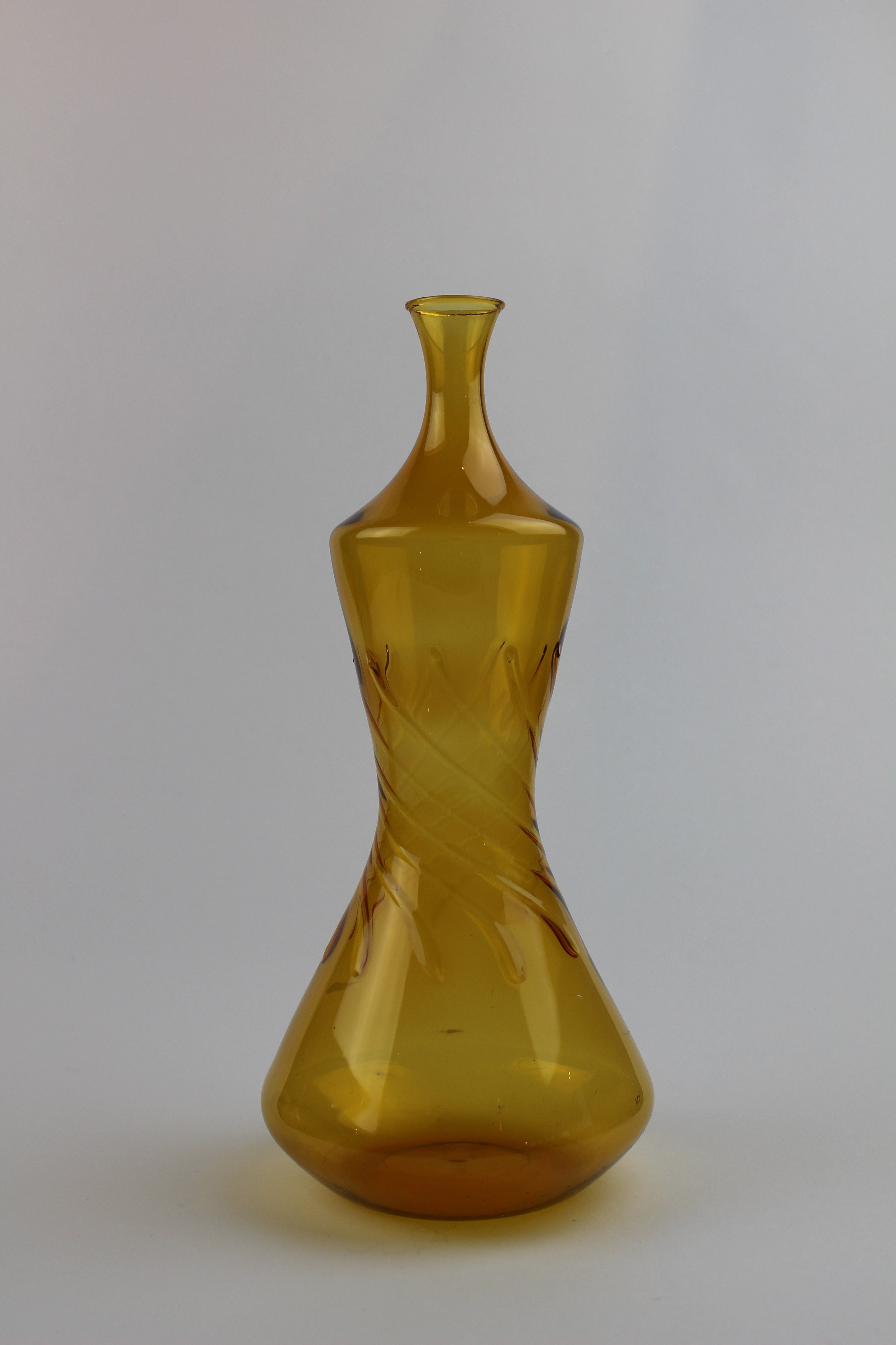 Bernsteinfarbene Vase in gedrehter Flaschenoptik (Museum Baruther Glashütte CC BY-NC-SA)
