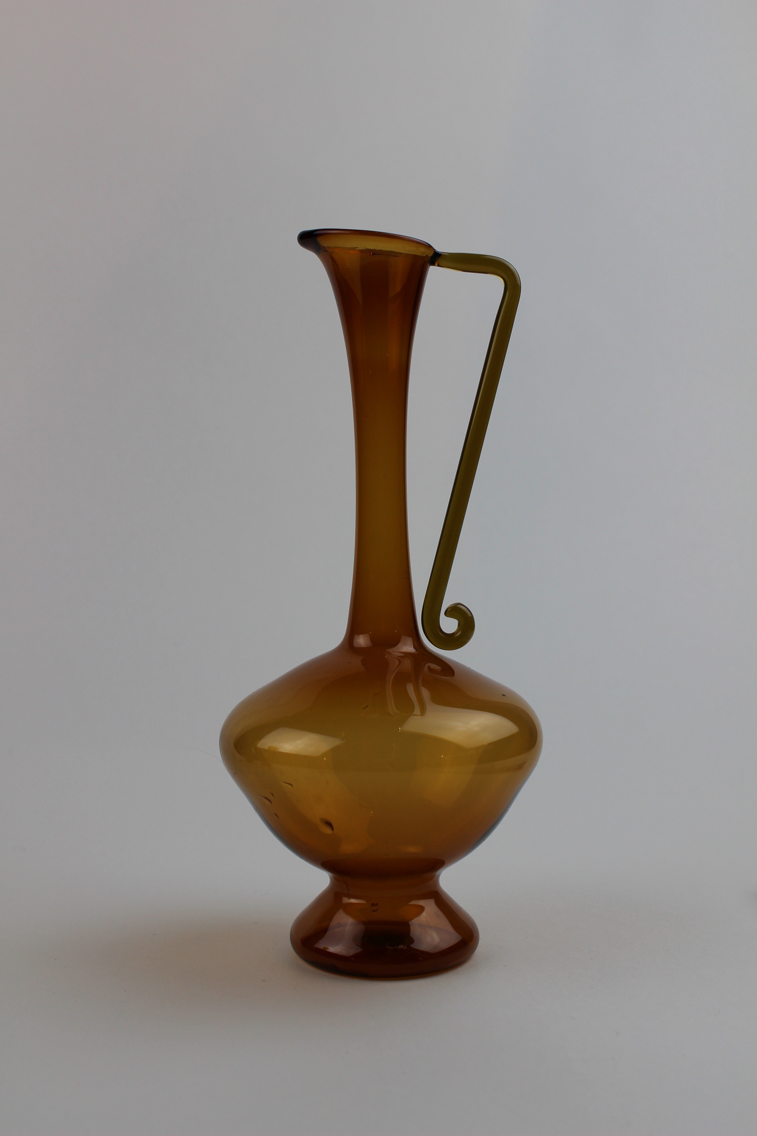 Bernsteinfarbene Vase/Glaskaraffe (Museum Baruther Glashütte CC BY-NC-SA)