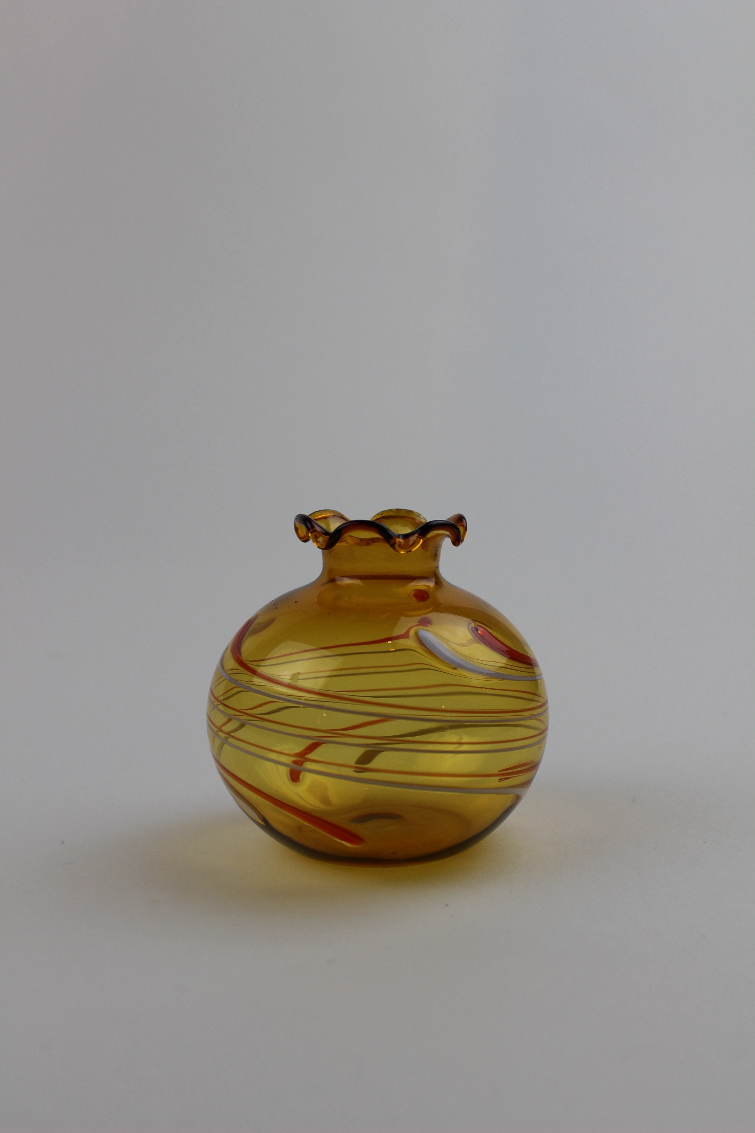 Bernsteinfarbene Vase mit bunten Verzierungen (Museum Baruther Glashütte CC BY-NC-SA)