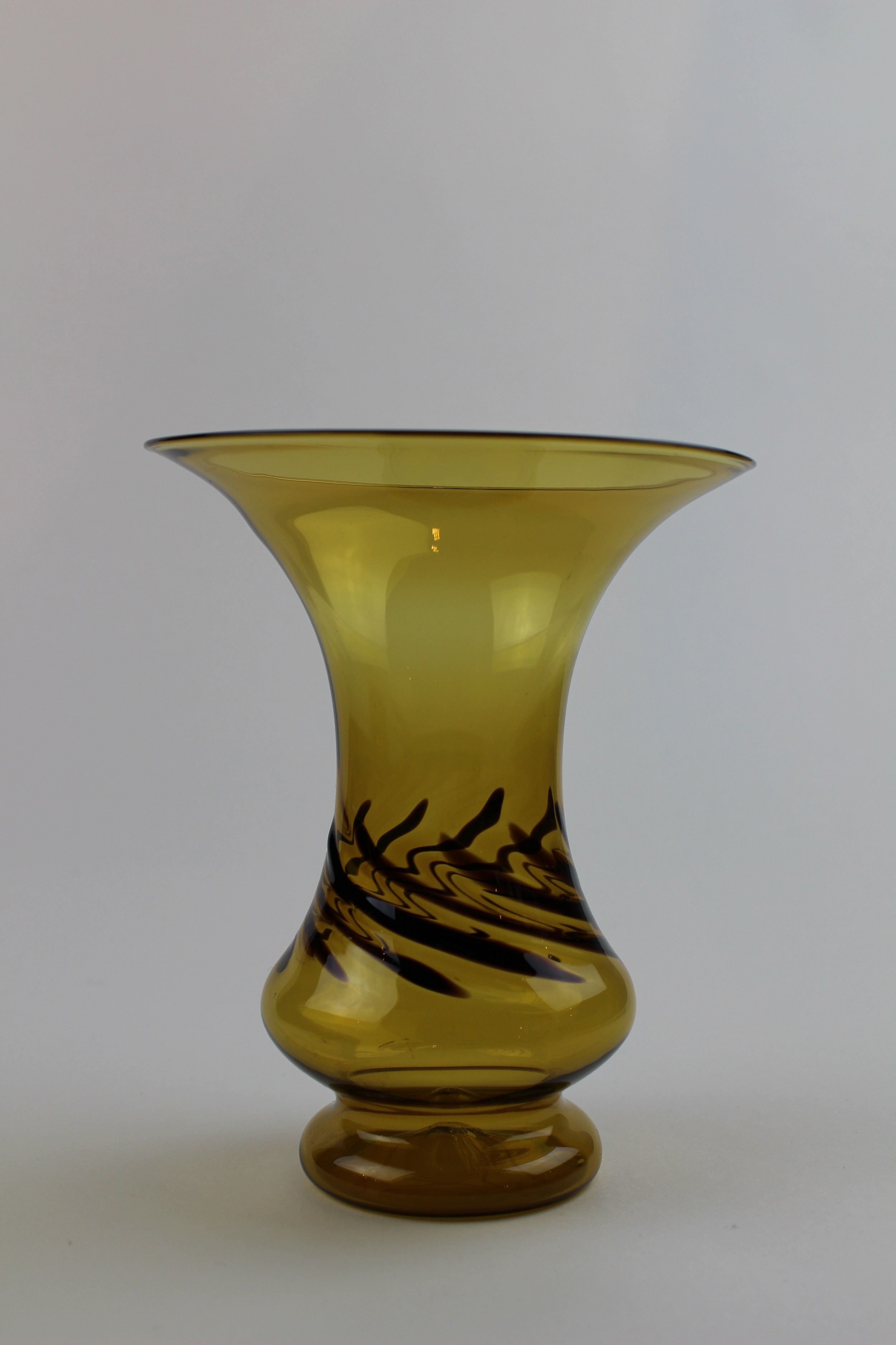 Bernsteinfarbene Vase mit farbigen Verzierungen (Museum Baruther Glashütte CC BY-NC-SA)