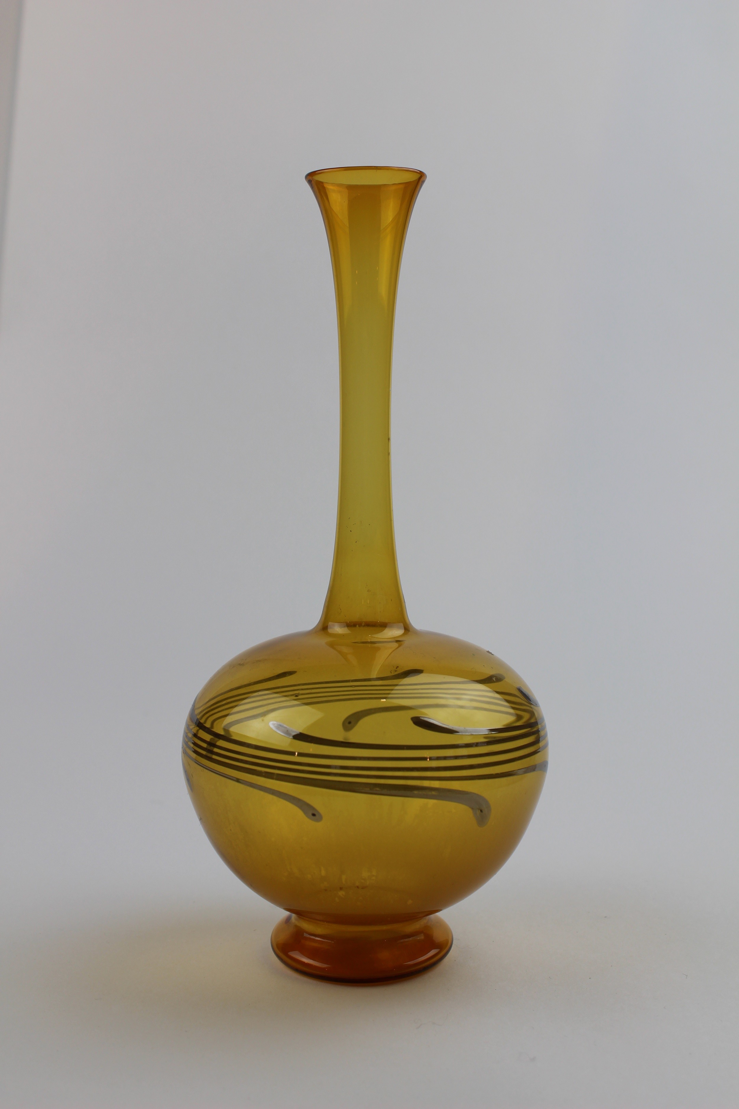Bernsteinfarbene Vase mit Fuß (Museum Baruther Glashütte CC BY-NC-SA)