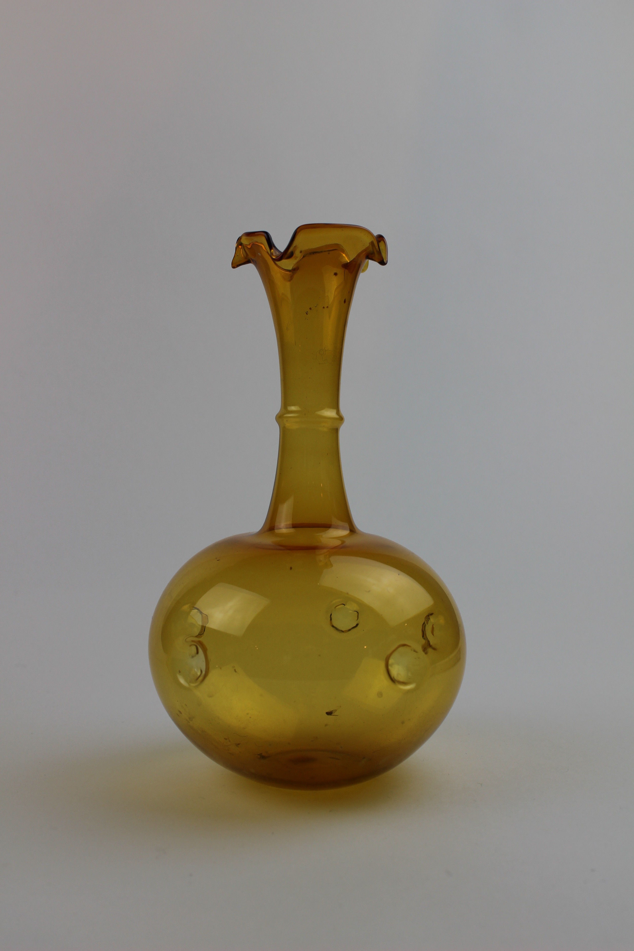 Bernsteinfarbene Vase mit Lufteinschlüssen (Museum Baruther Glashütte CC BY-NC-SA)
