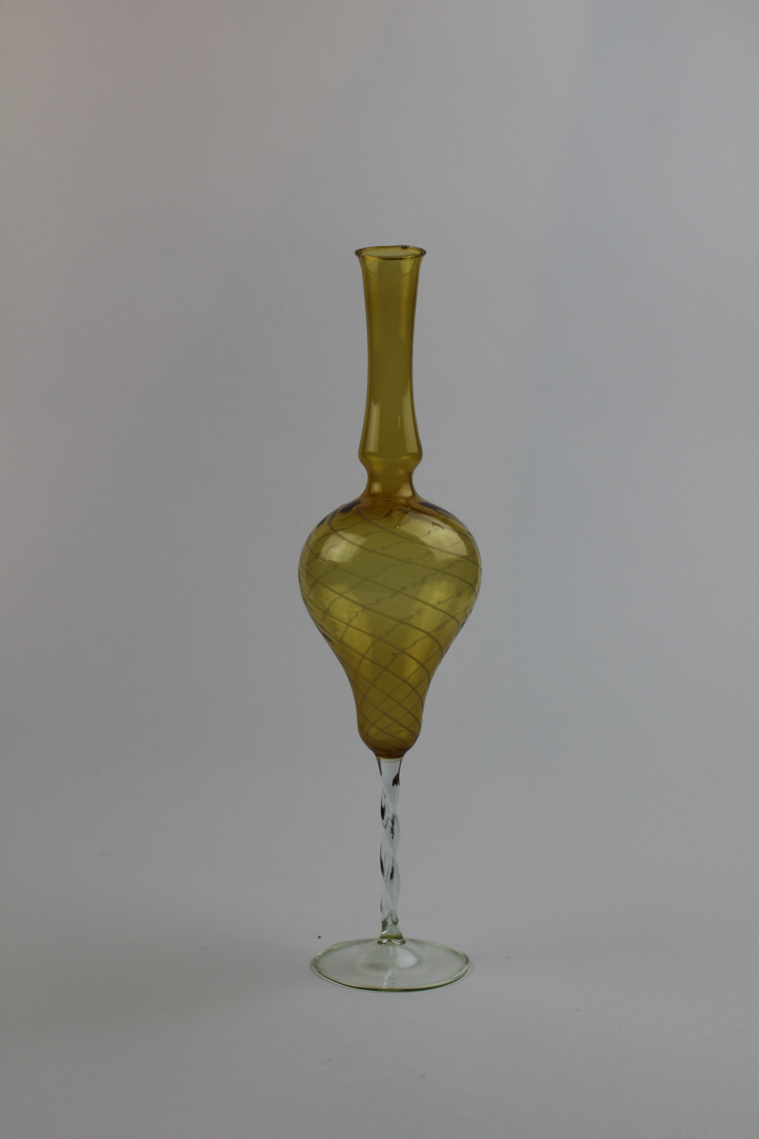 Bernsteinfarbene Vase mit Muster (Museum Baruther Glashütte CC BY-NC-SA)