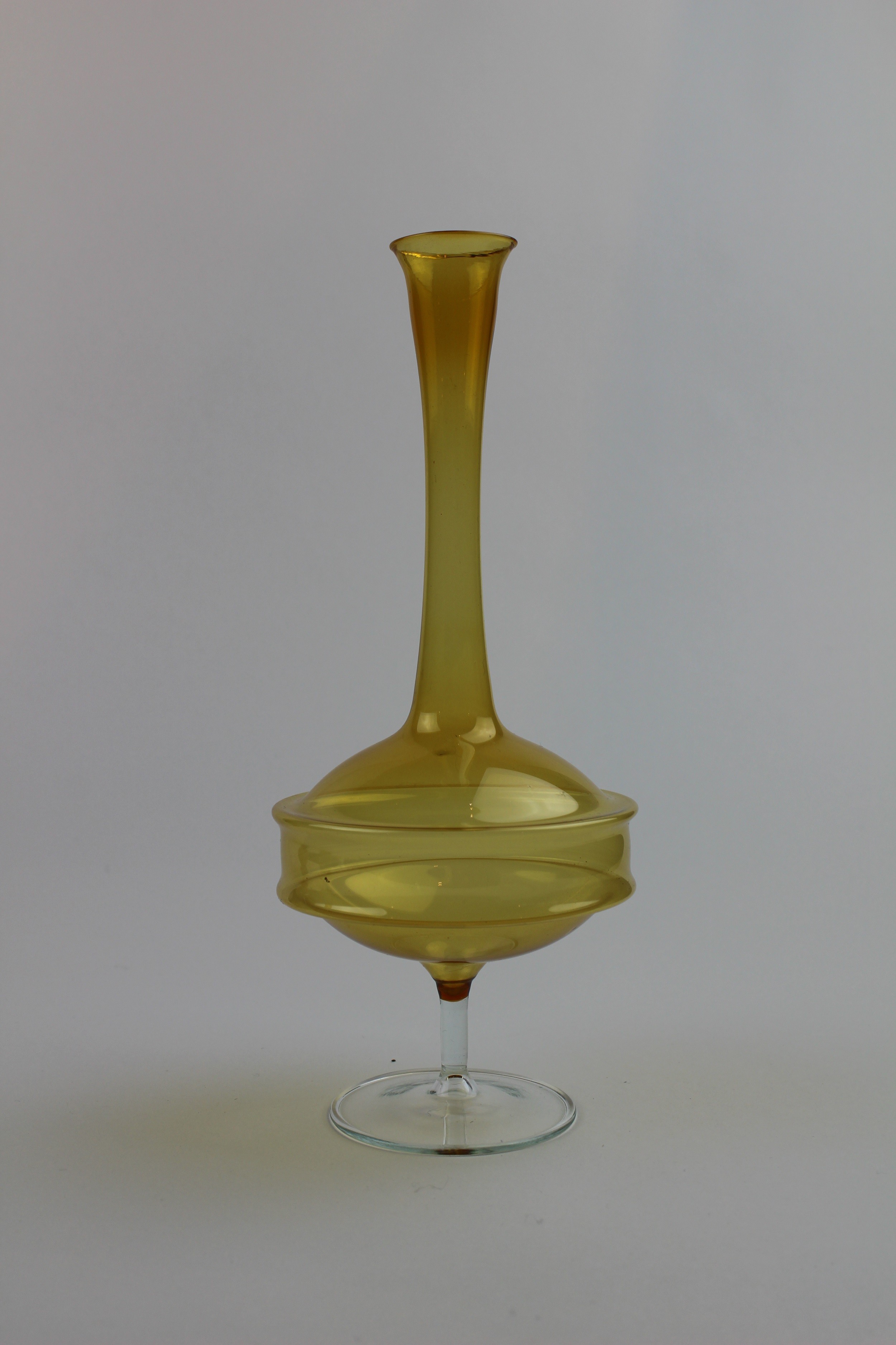 Bernsteinfarbene Vase mit Stiel aus Klarglas (Museum Baruther Glashütte CC BY-NC-SA)