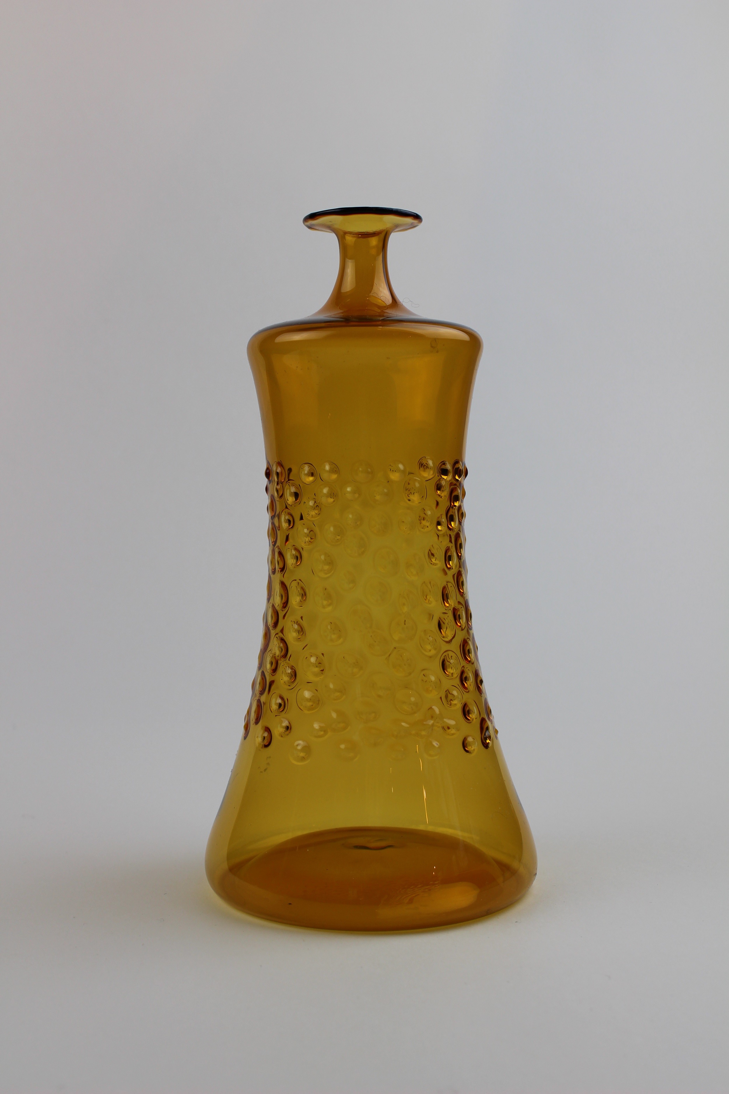 Bernsteinfarbene Vase mit Punktuster (Museum Baruther Glashütte CC BY-NC-SA)