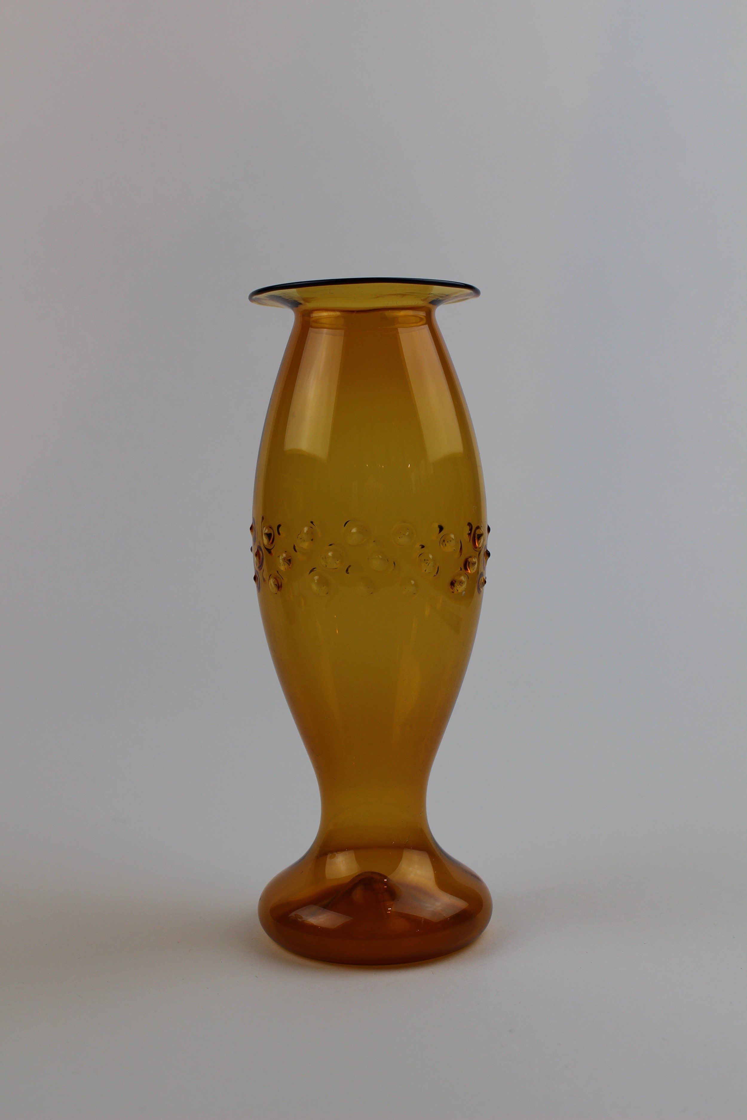 Bernsteinfarbene Vase mit Punktmuster (Museum Baruther Glashütte CC BY-NC-SA)