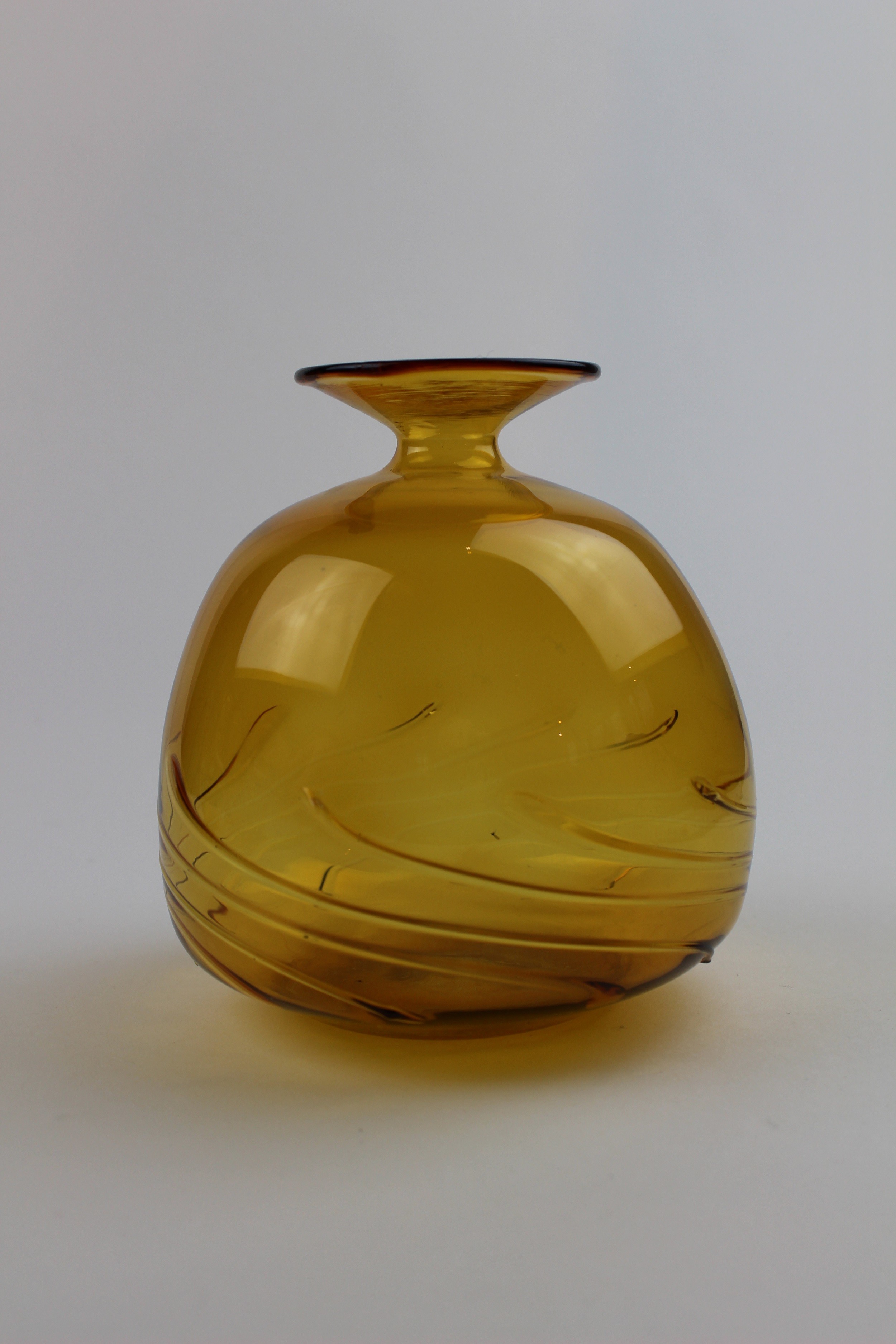 Bernsteinfarbene Vase mit Verzierungen (Museum Baruther Glashütte CC BY-NC-SA)