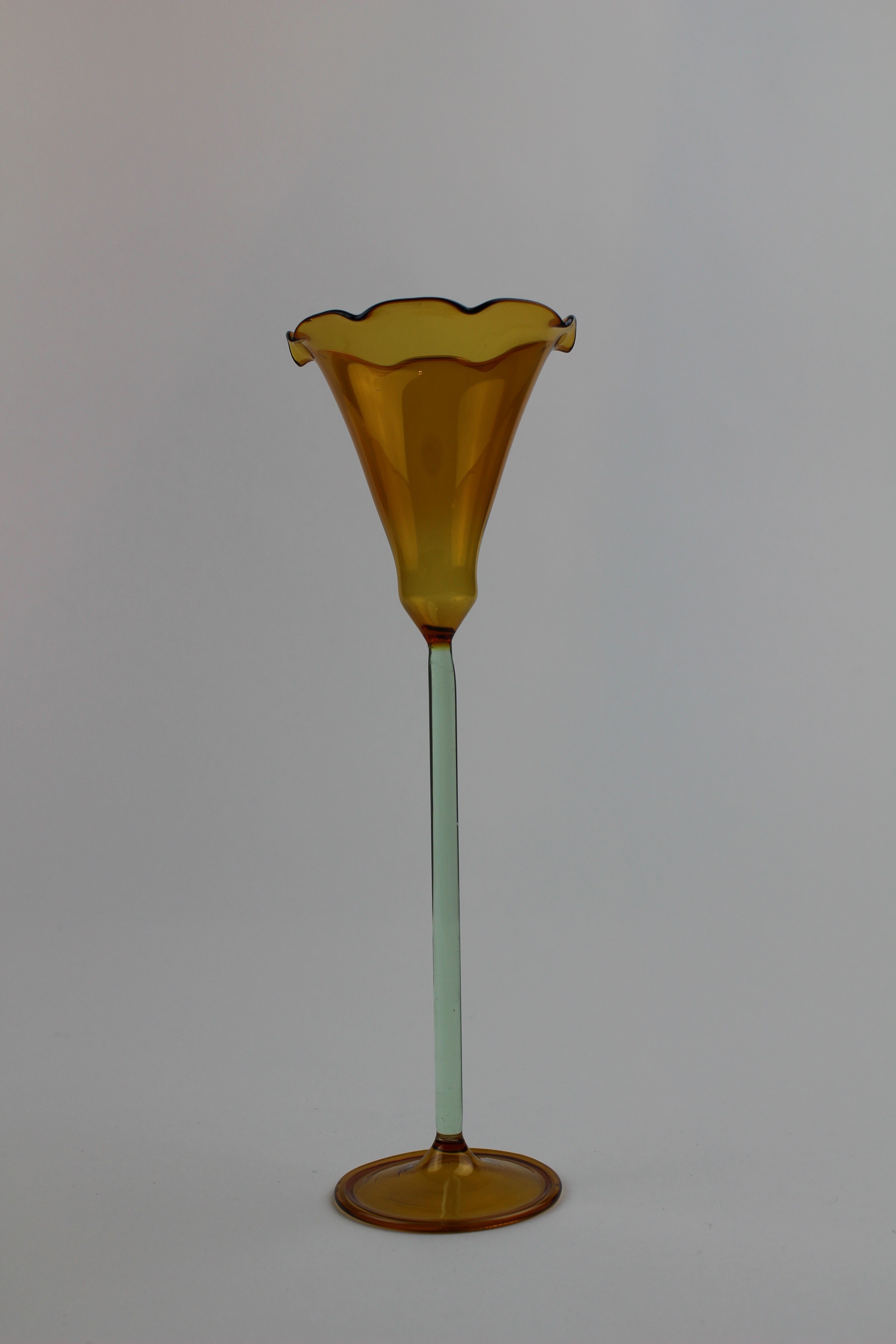 Bernsteinfarbene Vase/Trinkgefäß (Museum Baruther Glashütte CC BY-NC-SA)