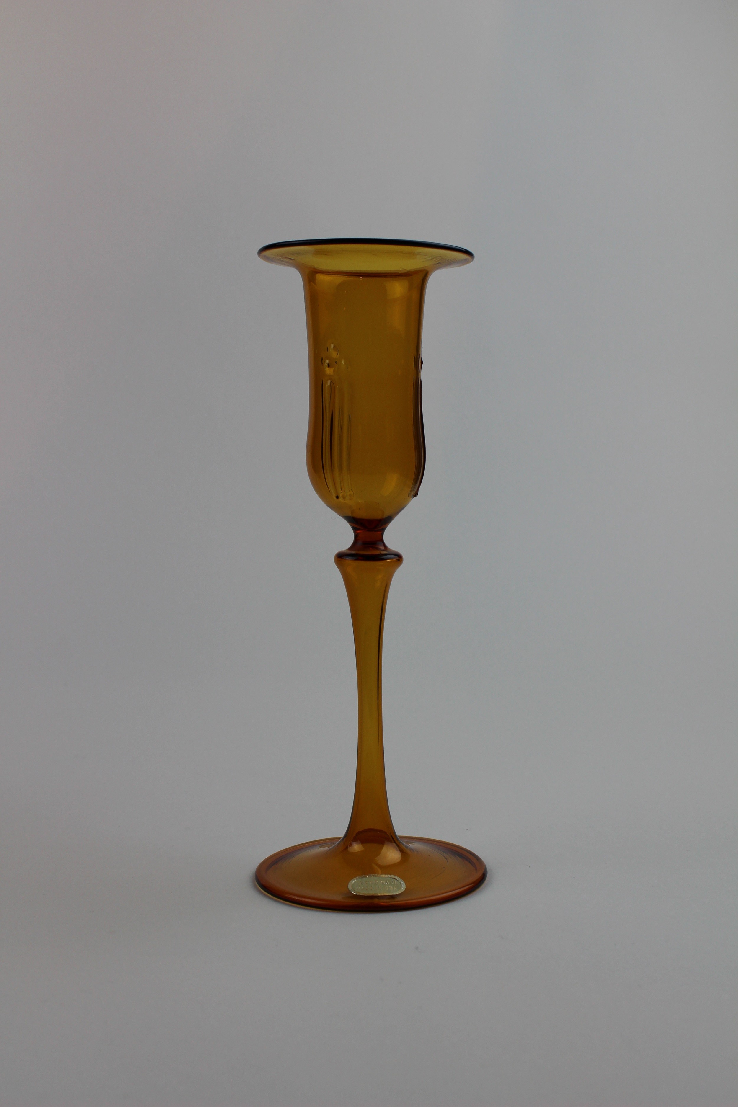 Bernsteinfarbene Vase/Trinkgefäß mit Aufkleber (Museum Baruther Glashütte CC BY-NC-SA)