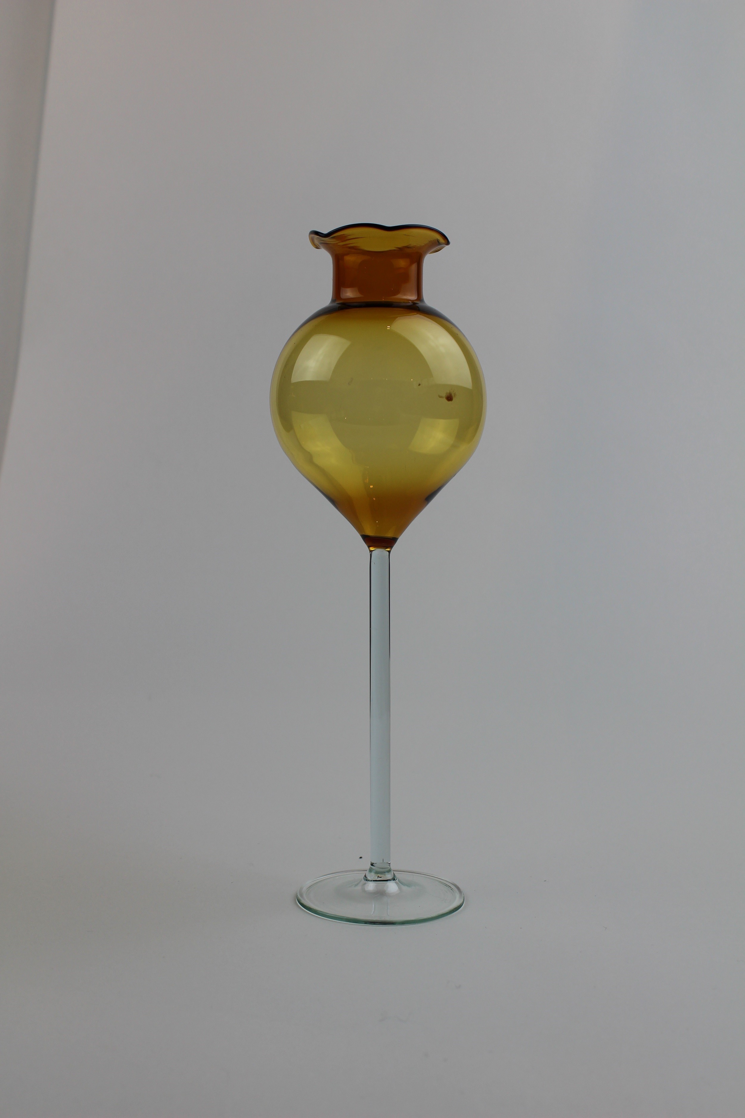 Bernsteinfarbene Vase/Trinkgefäß mit transparentem Stiel (Museum Baruther Glashütte CC BY-NC-SA)