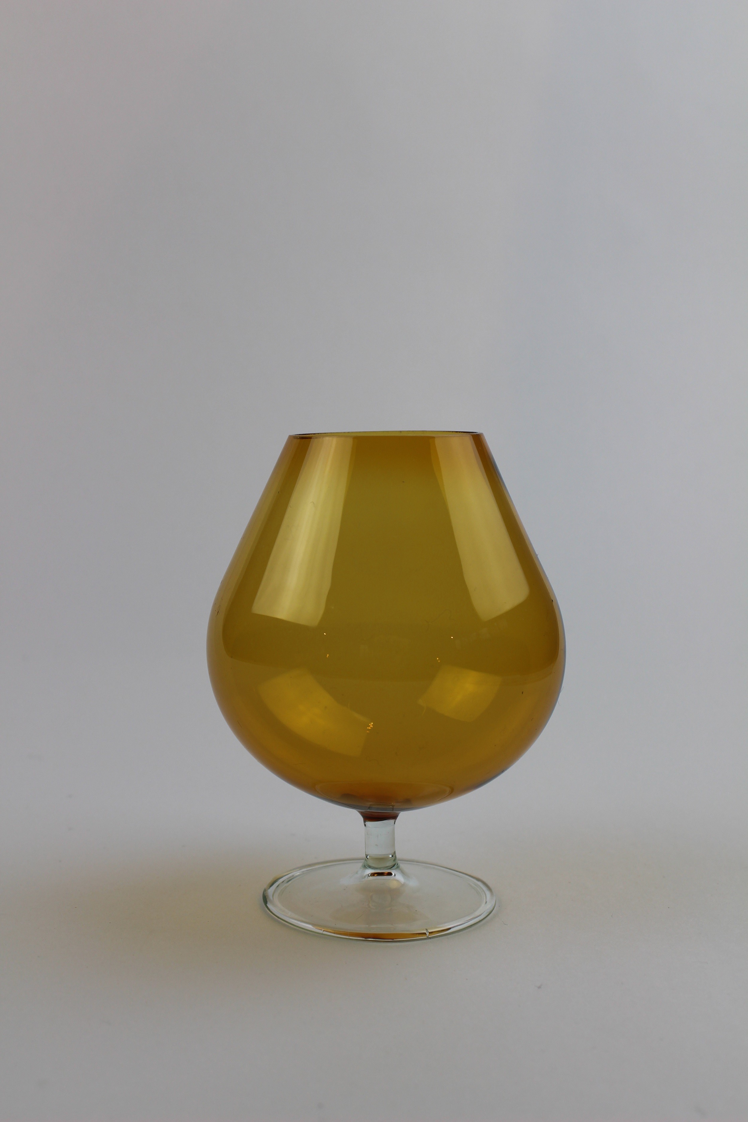 Bernsteinfarbene Vase/Trinkgefäß mit transparentem Stiel (Museum Baruther Glashütte CC BY-NC-SA)